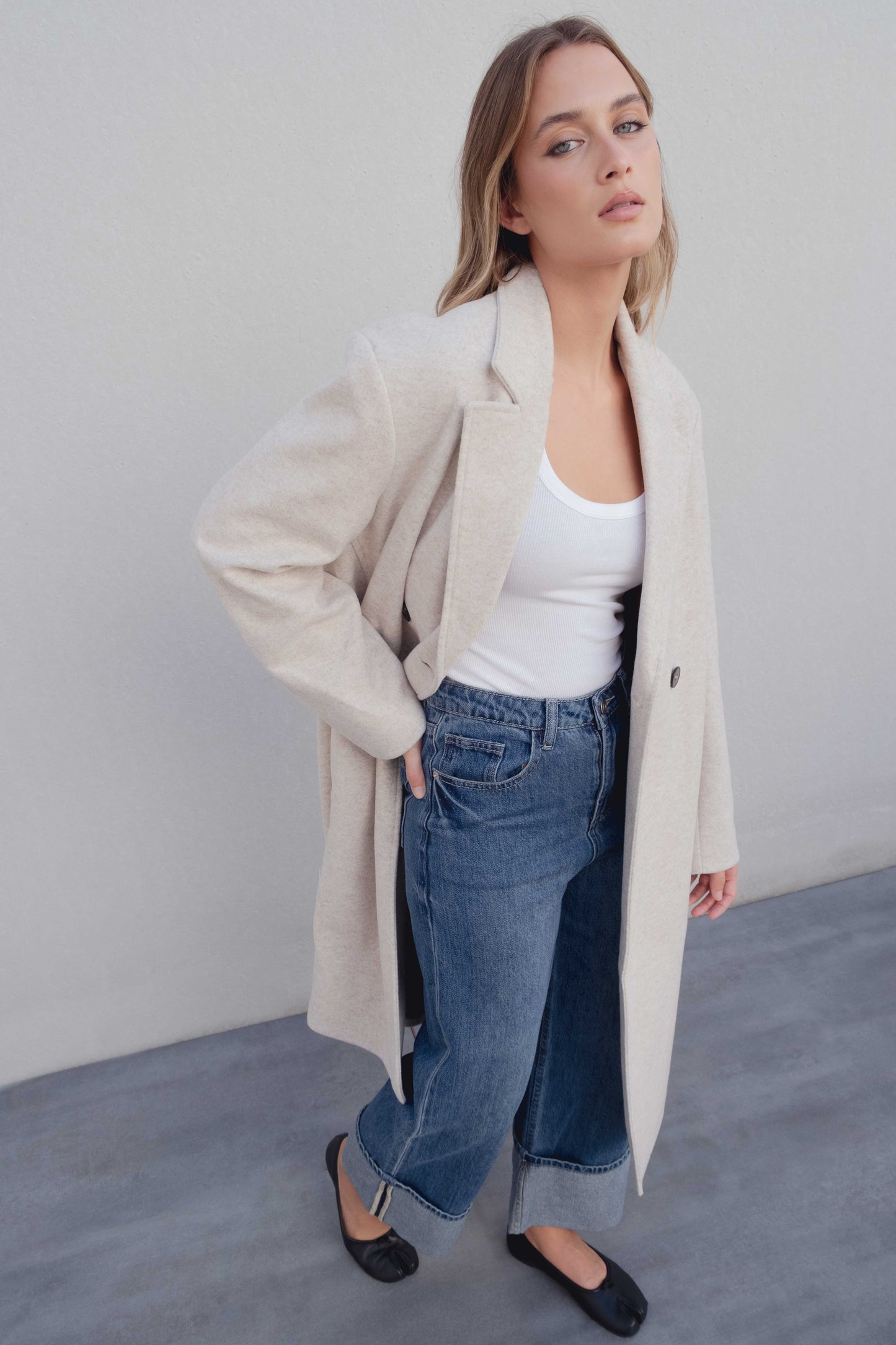 Abrigo cruzado beige combinado con camiseta blanca y jeans para un look casual elegante – Zenda Couture