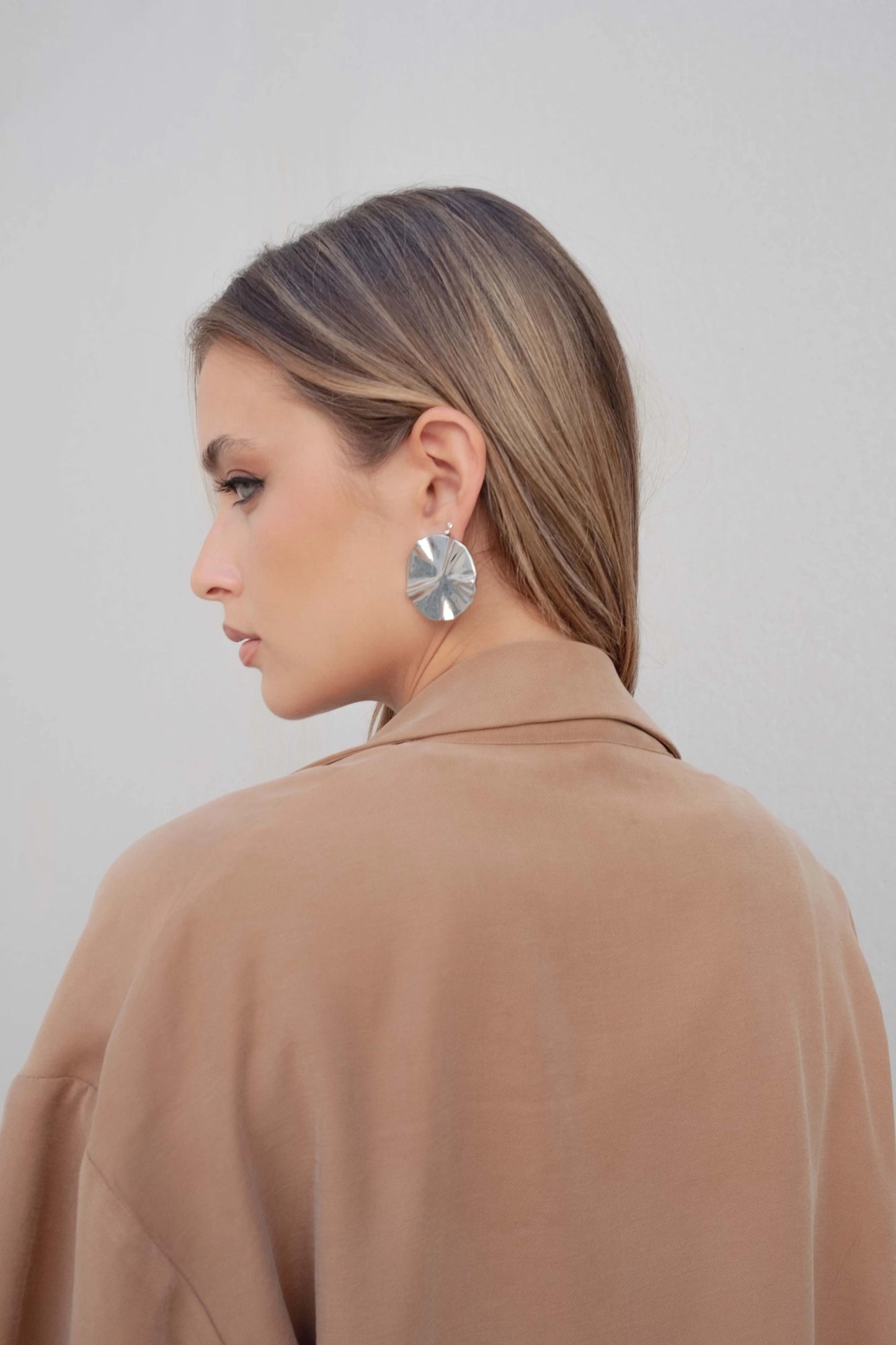 Vista posterior y de perfil de blazer oversize camel cruzada con caída fluida y hombro relajado – Zenda Couture
