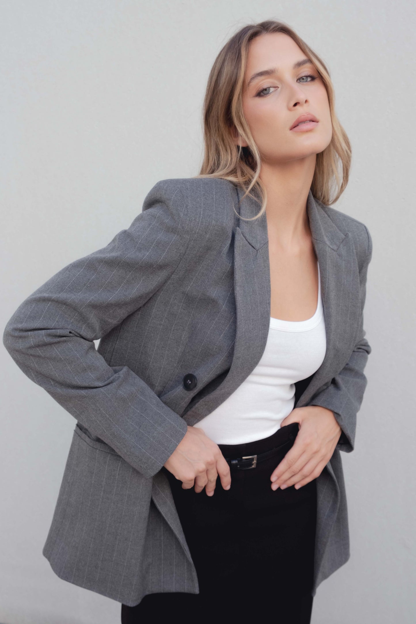 Medio cuerpo del blazer raya diplomática gris mostrando ajuste recto y solapa de muesca – Zenda Couture