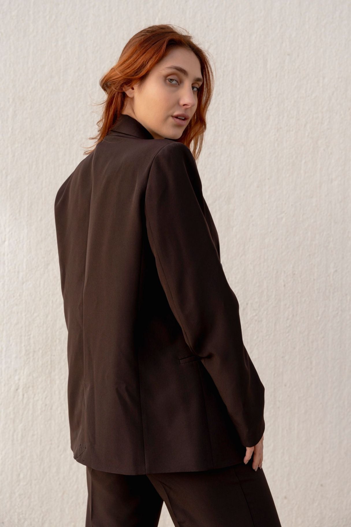 Vista trasera de blazer oversize con solapa clásica