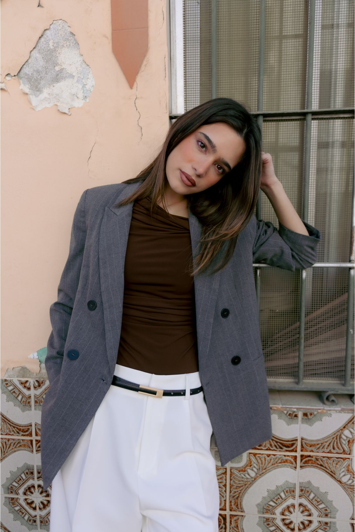 Blazer gris con raya diplomática y doble botonadura – Zenda Couture