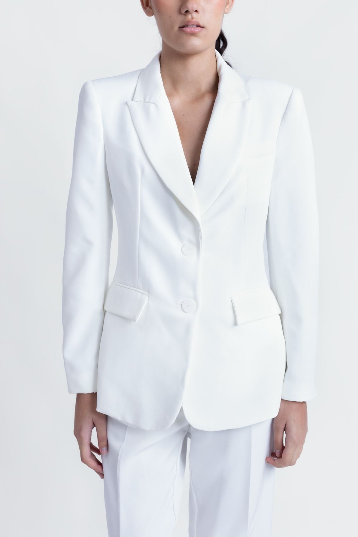 Detalle de blazer blanca abierta – solapas anchas y corte limpio