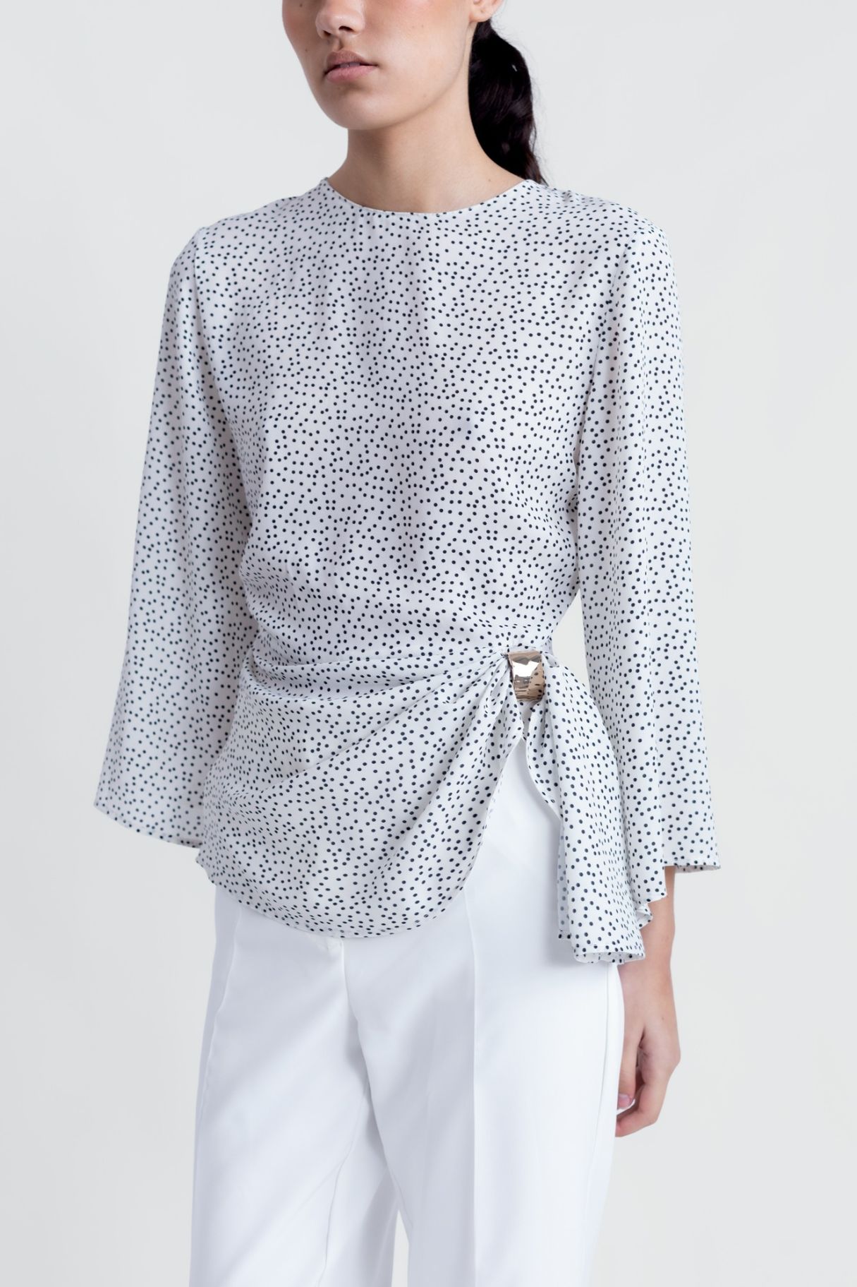 Detalle cintura con aplique dorado – look elegante