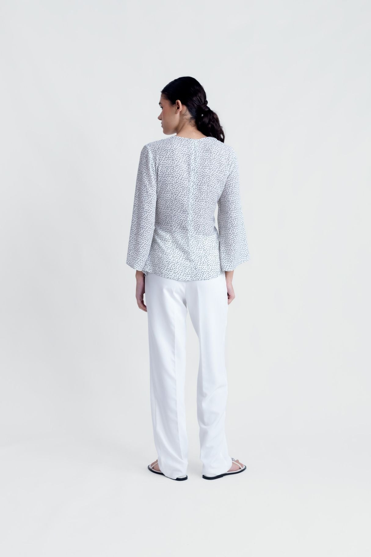 Perfil de blusa con detalle dorado – estilo minimalista
