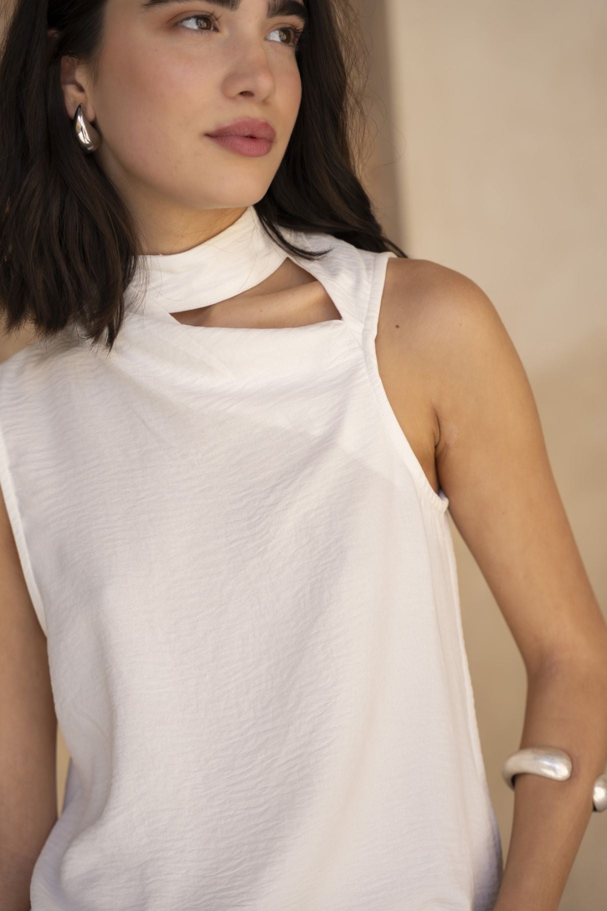 Detalle cuello asimétrico cut out - diseño moderno y minimalista