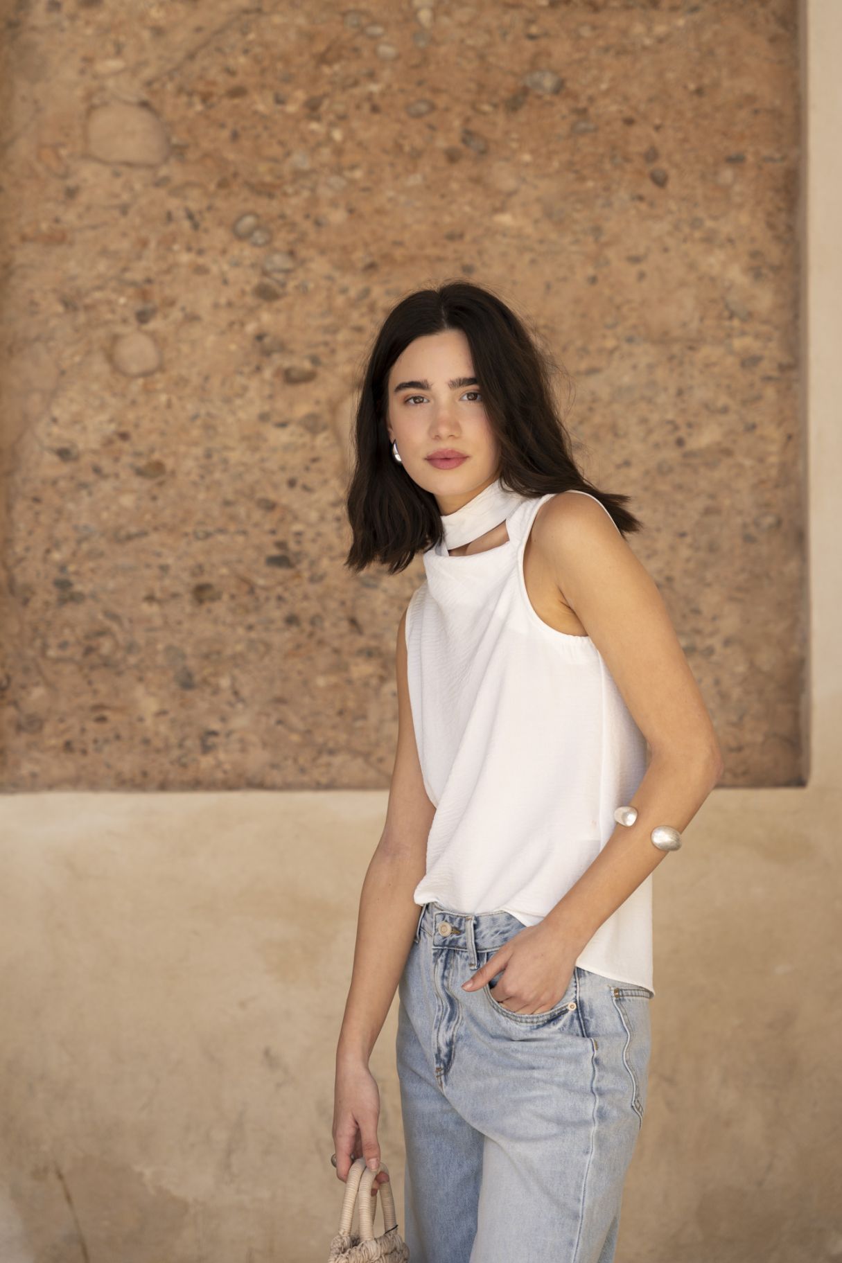 Perfil de blusa blanca sin mangas - look relajado