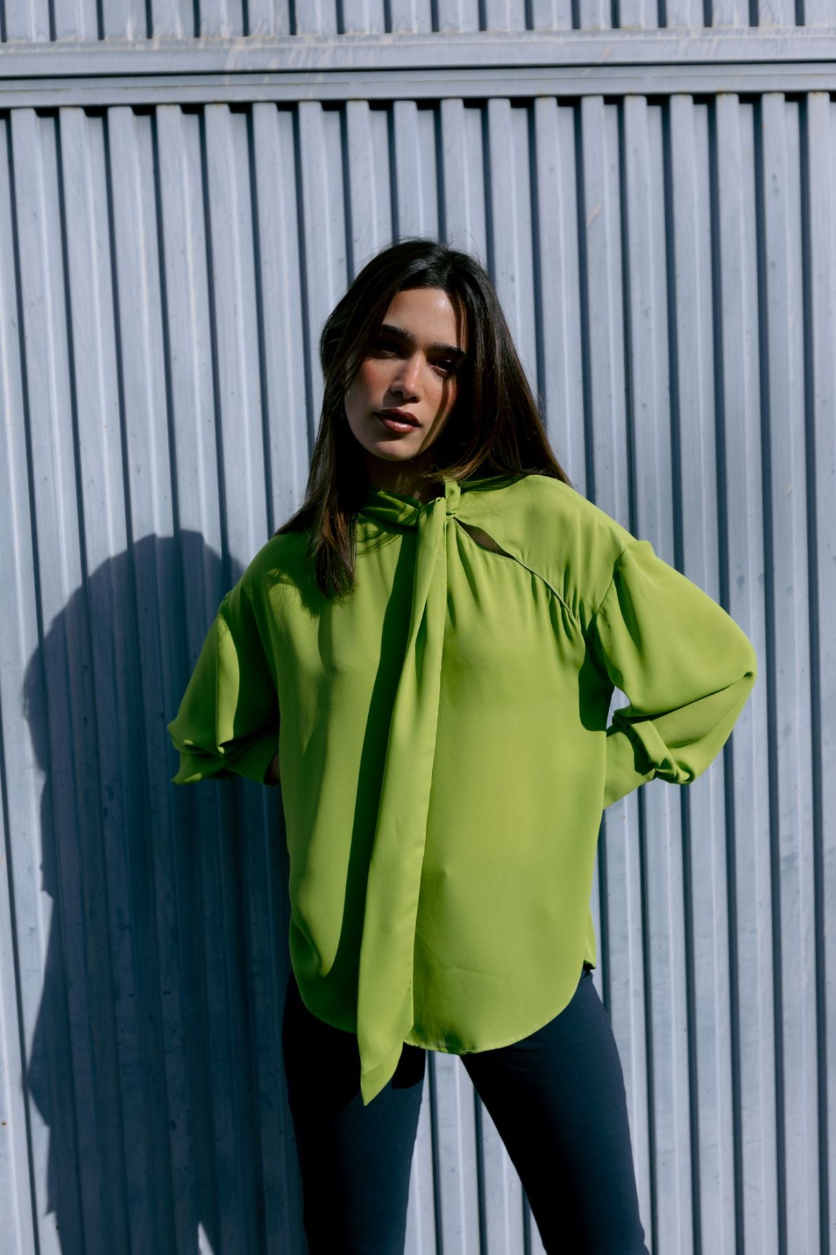 Camisa fluida satinada verde lima para looks de oficina
