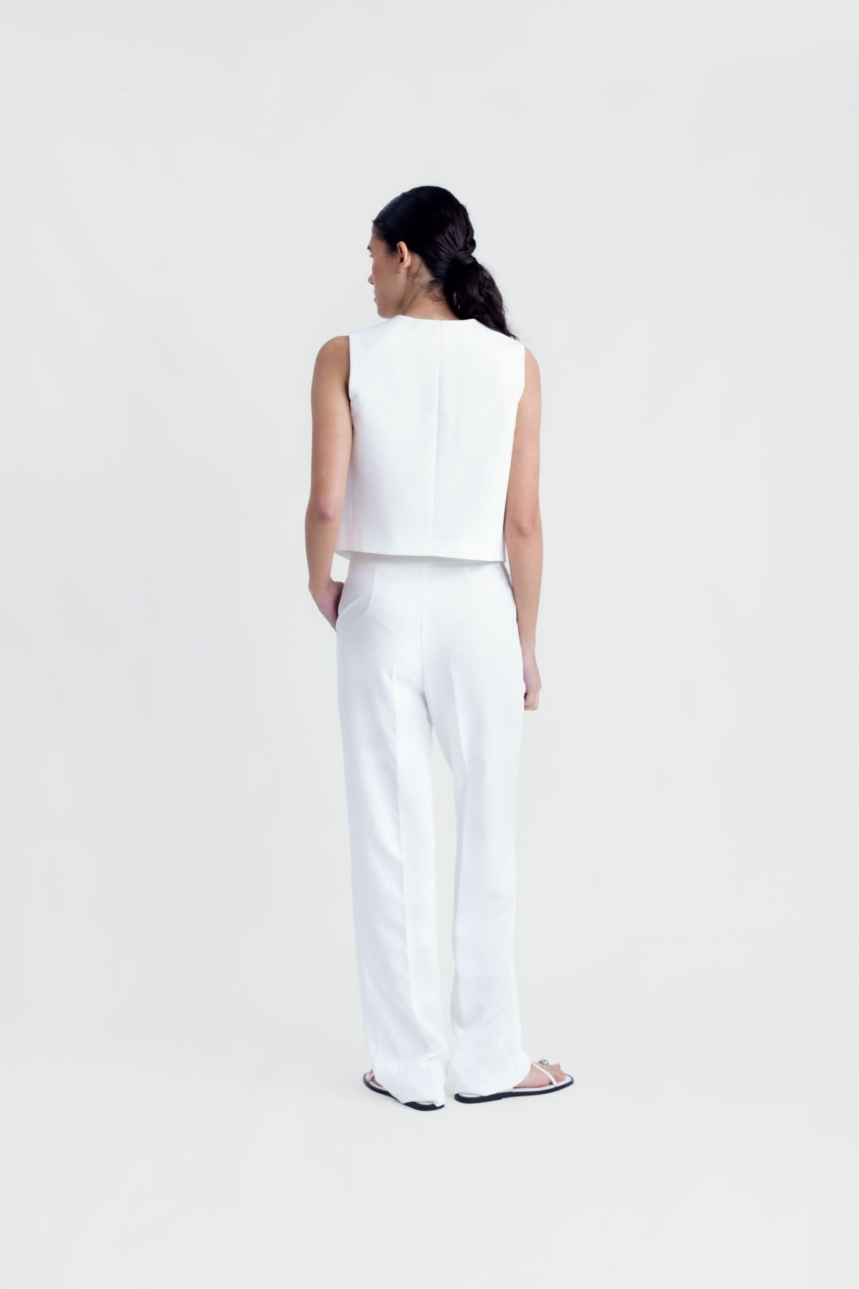 Vista trasera chaleco blanco mujer - look minimalista