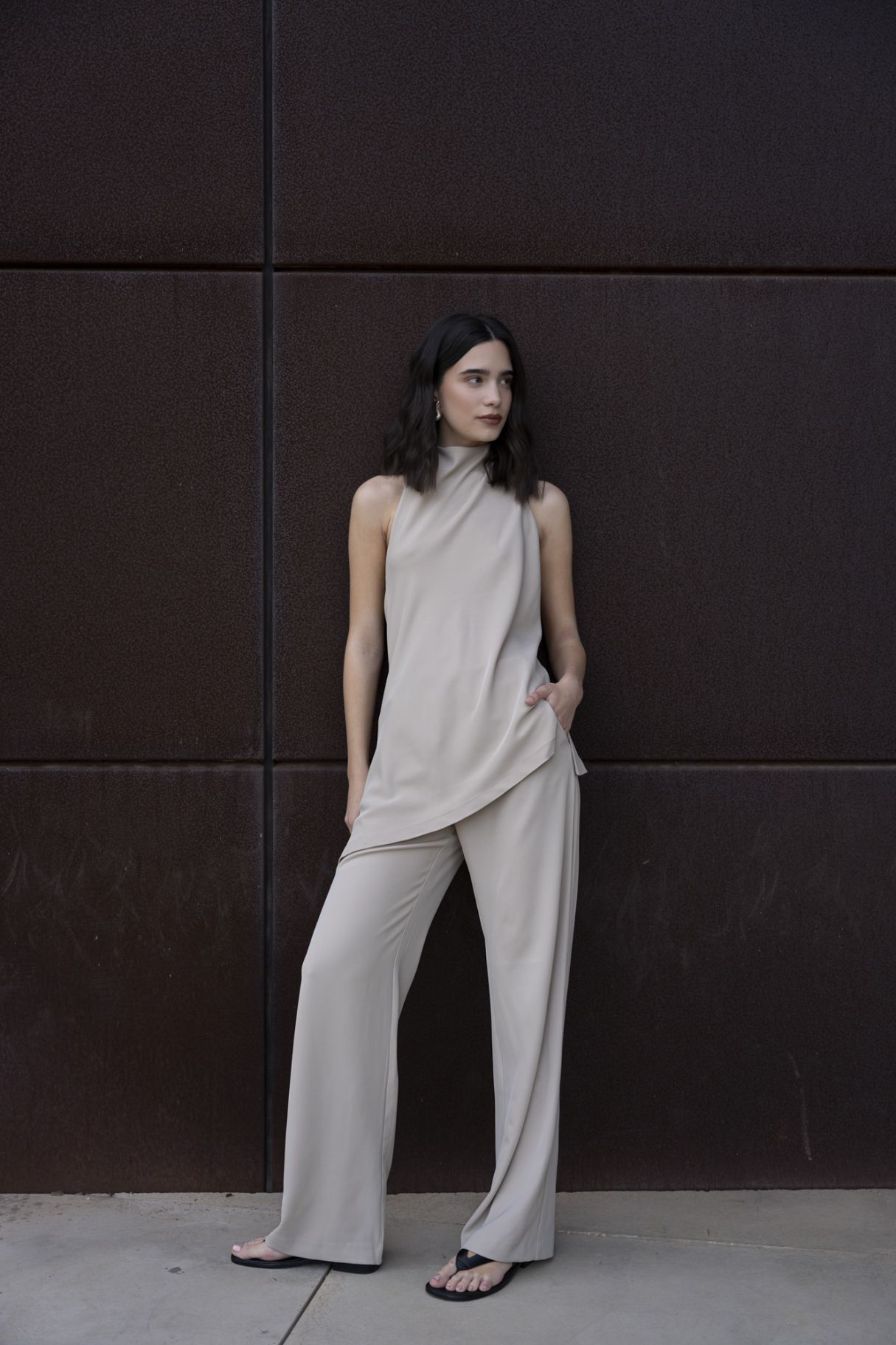 conjunto elegante con cuerpo halter nude y pantalon ancho