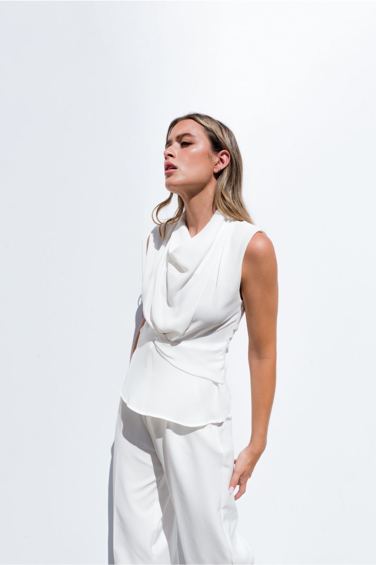 Vista lateral top blanco con nudo - look fluido y sofisticado
