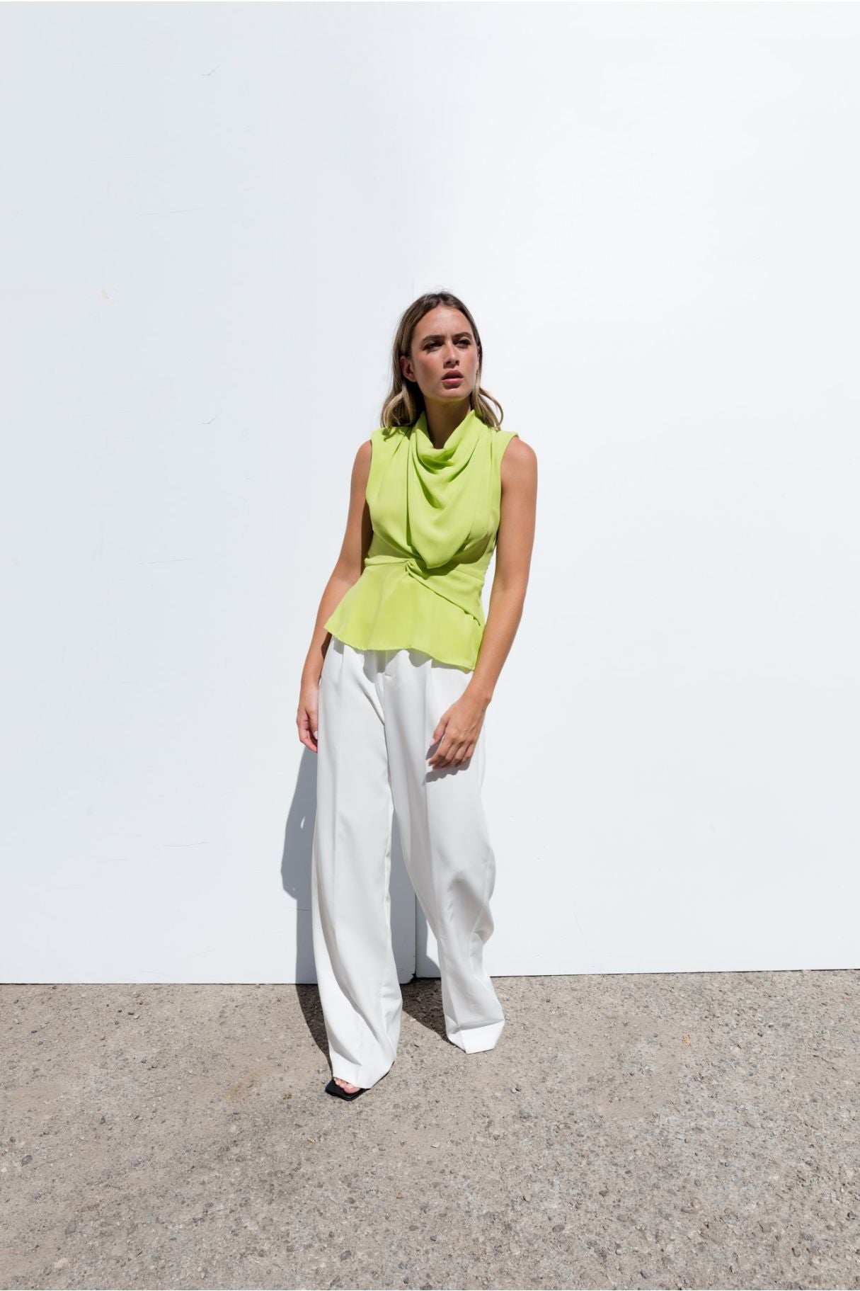 Cuerpo verde con nudo delantero y cuello drapeado - Zenda Couture