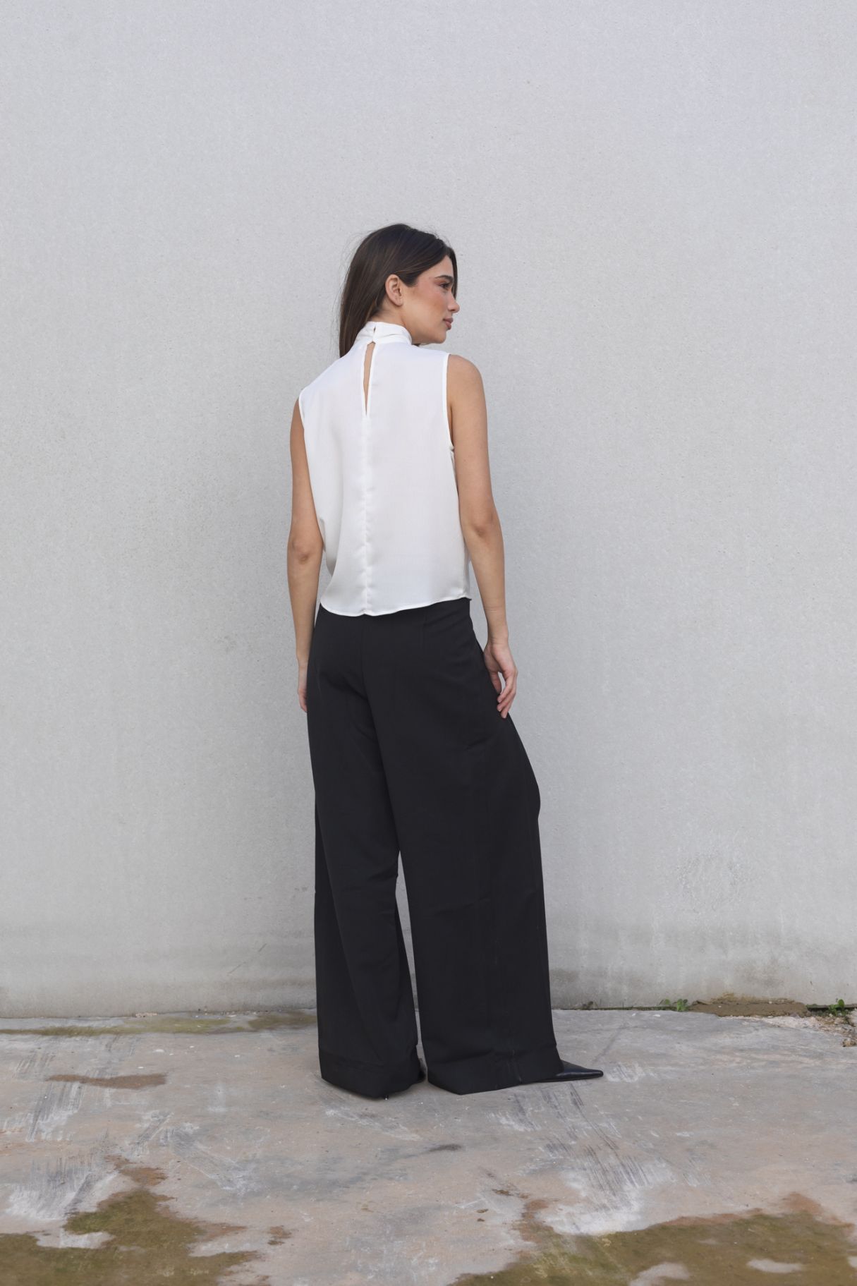 Vista lateral cuerpo con lazo al cuello - diseño sofisticado