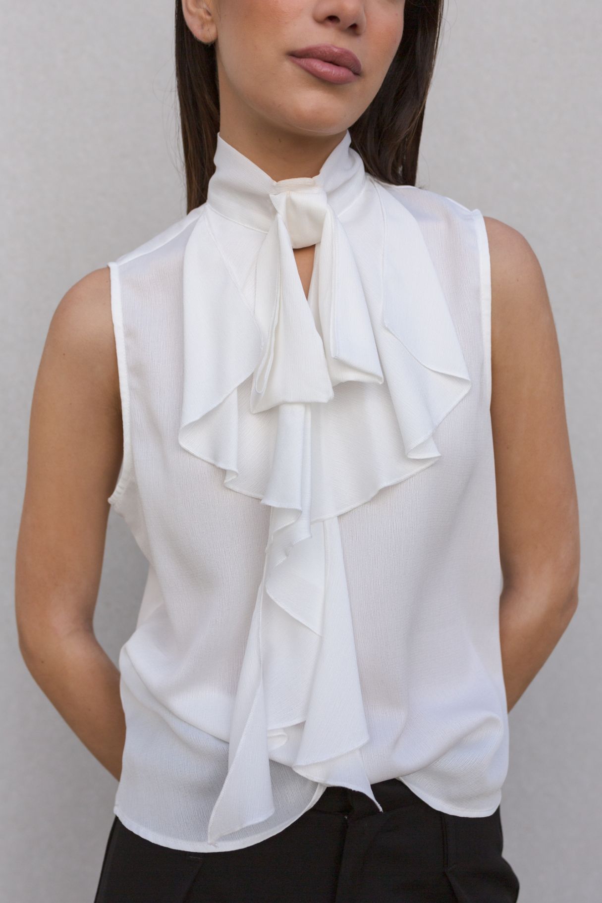 Detalle frontal cuerpo con volantes - look formal femenino
