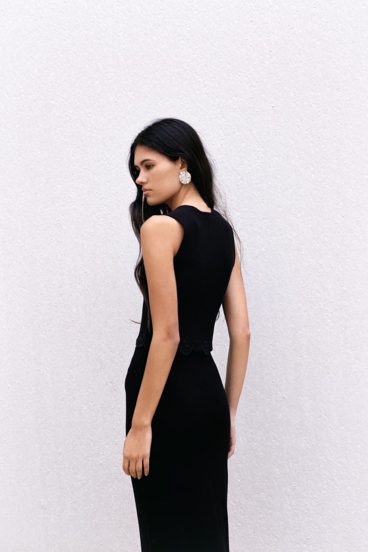 Vista trasera falda midi punto bordados negra Zenda Couture
