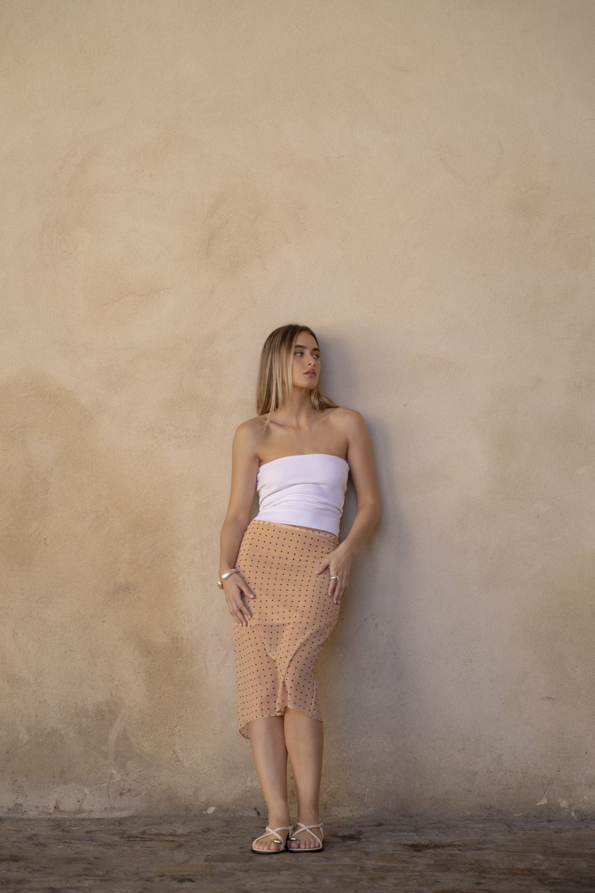 Falda midi estampada con top blanco - look relajado