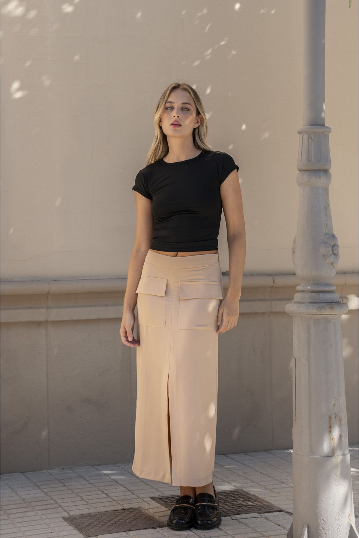 Falda midi beige con bolsillos cargo - Zenda Couture