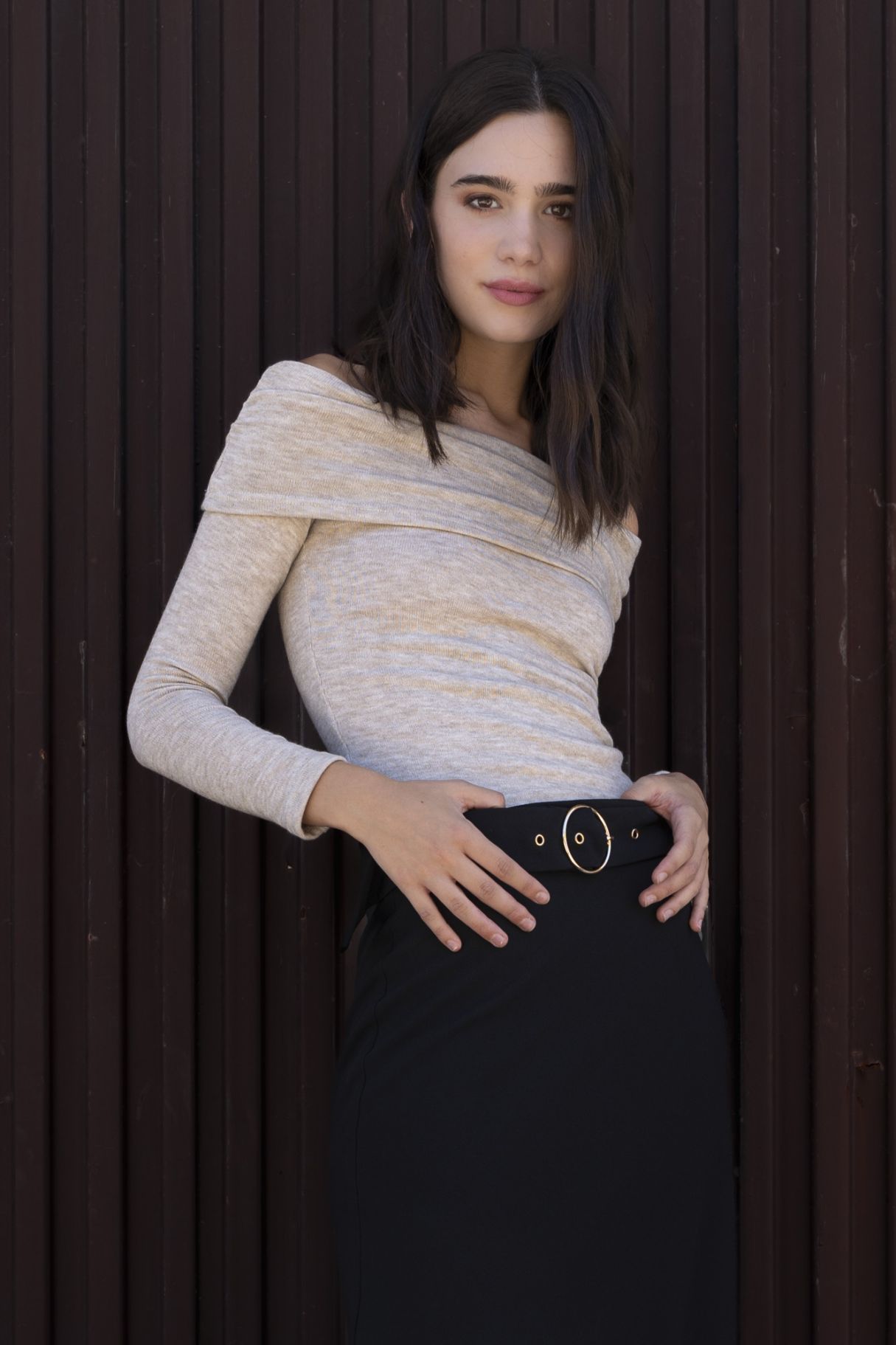 Detalle cinturón falda midi negra - silueta estilizada