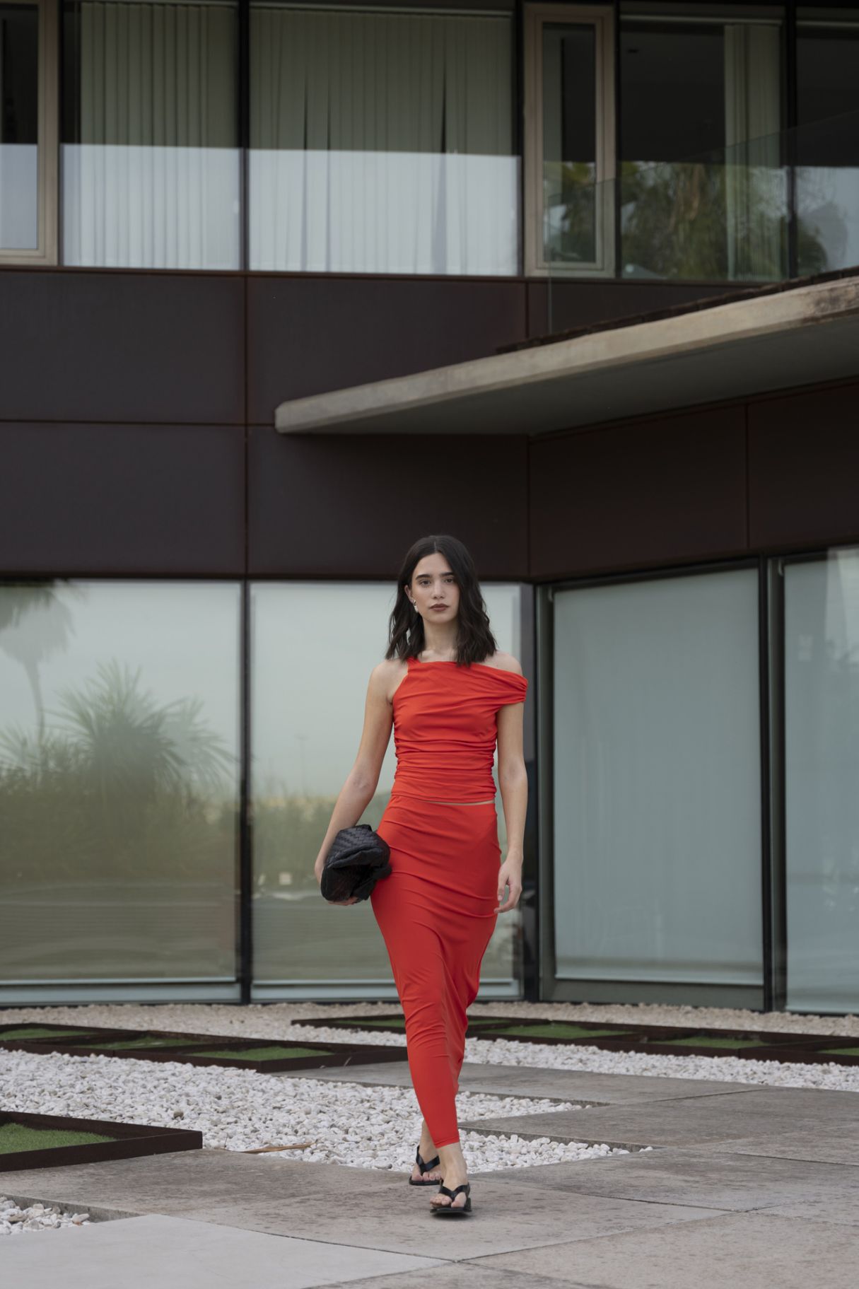 Falda roja midi de cintura alta - Zenda Couture