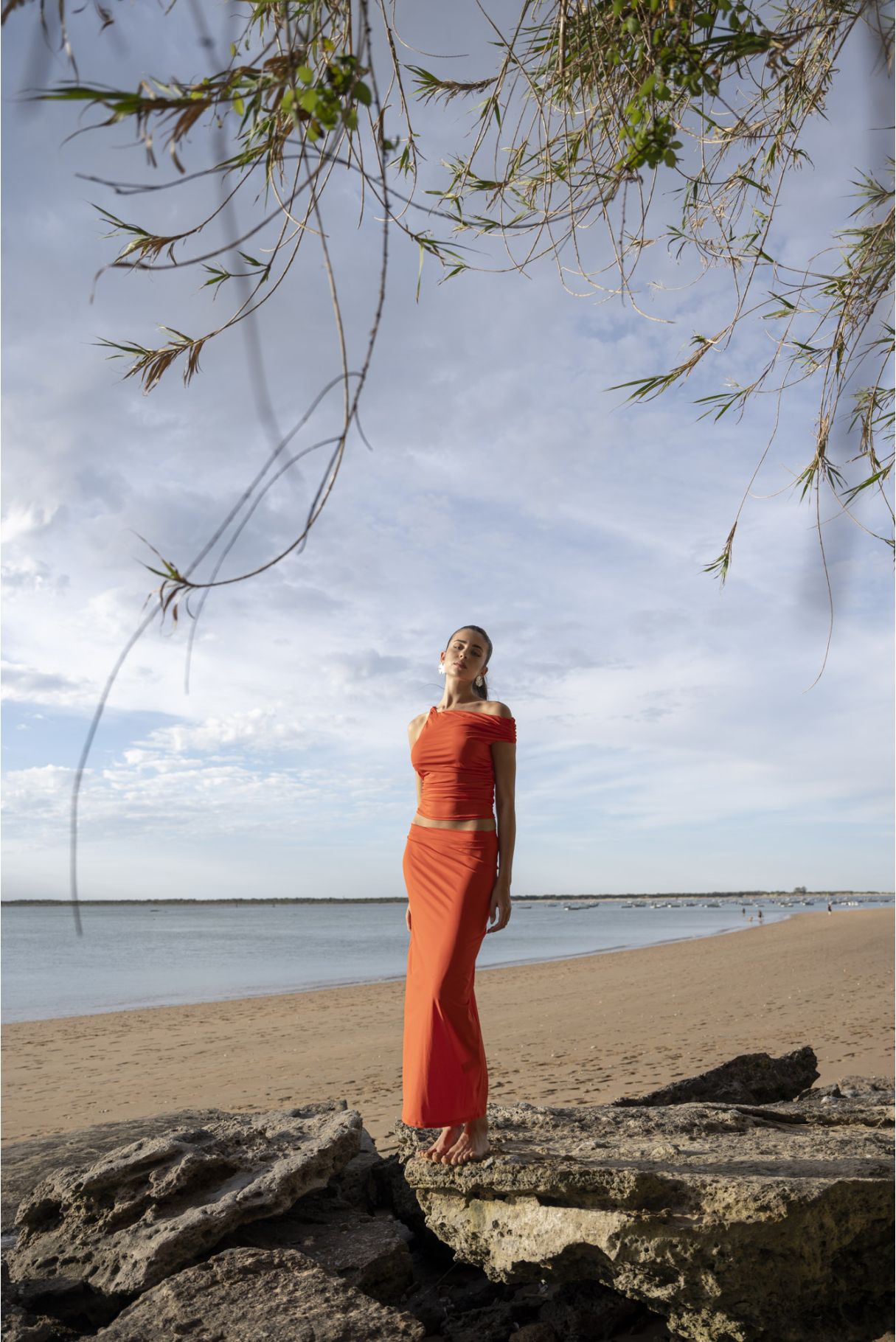 Falda midi roja con top a juego - fondo playa