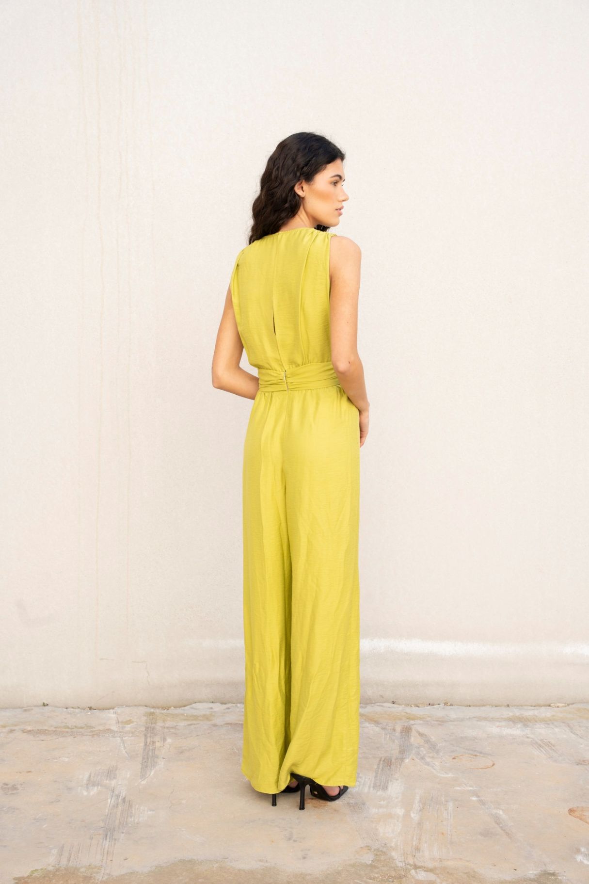 Vista trasera mono fruncido lima Zenda Couture