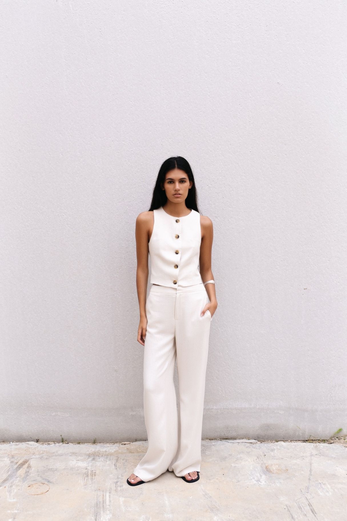 Modelo con pantalón fluido beige fondo claro Zenda Couture