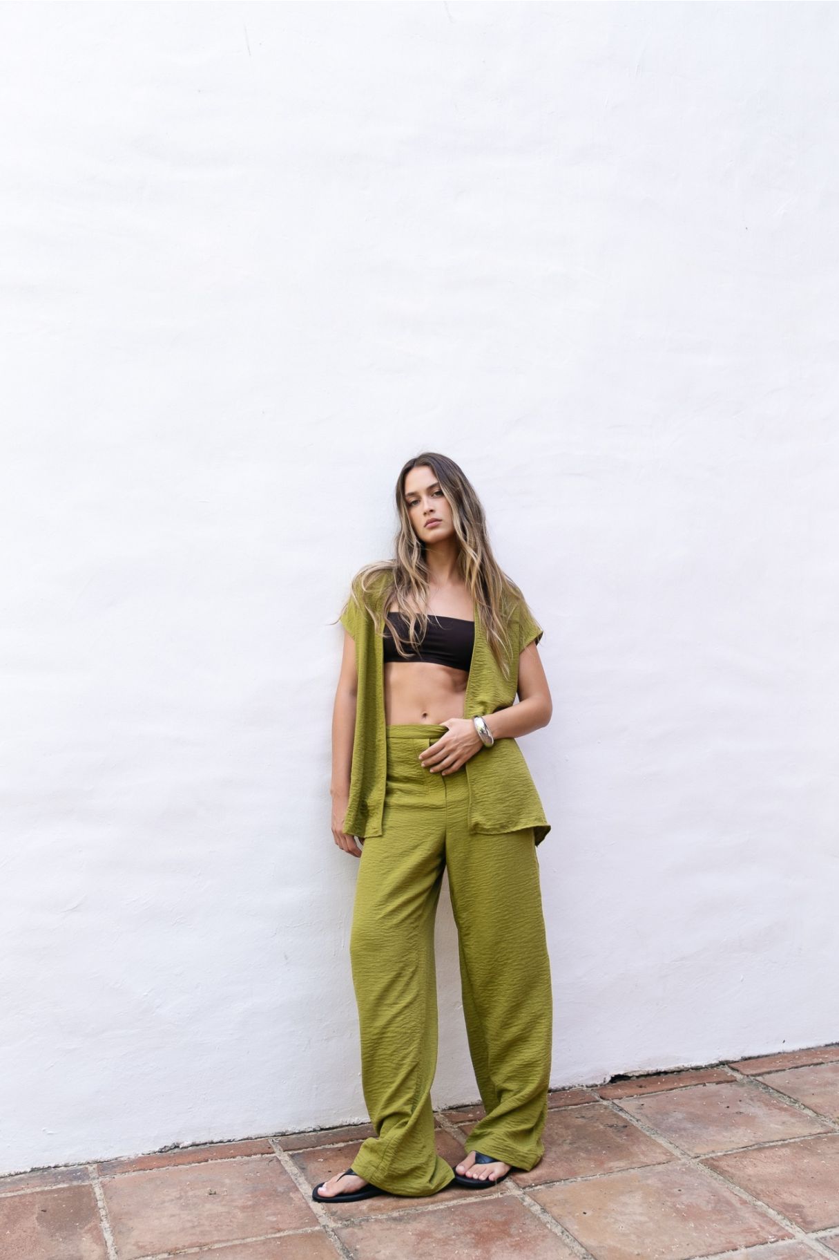 Espalda y caída del pantalón fluido verde Zenda Couture