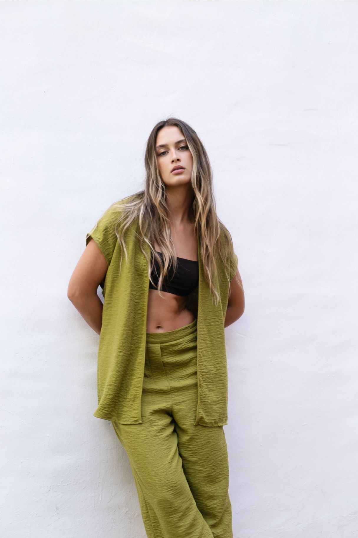 Modelo con pantalón fluido verde y kimono Zenda Couture