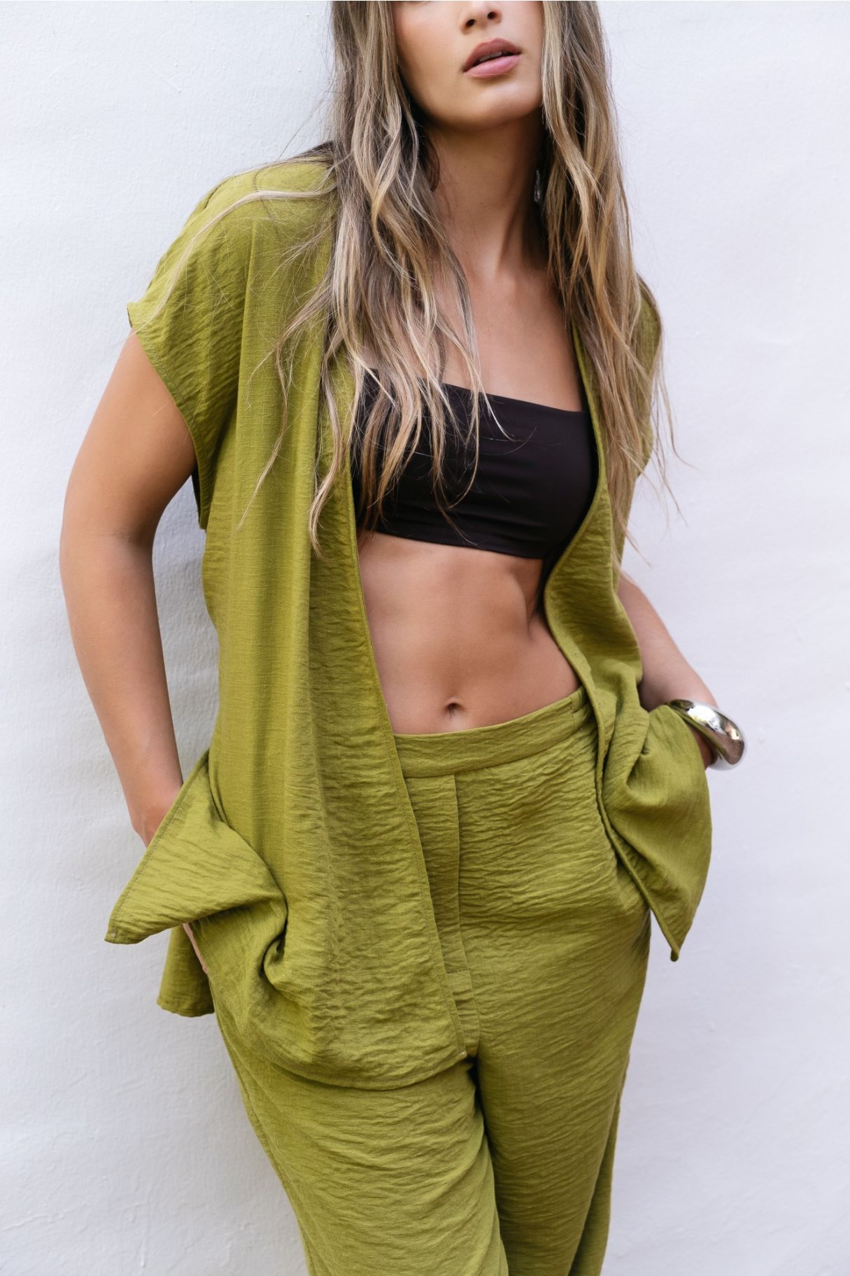 Detalle de cintura y tejido del pantalón fluido verde Zenda Couture