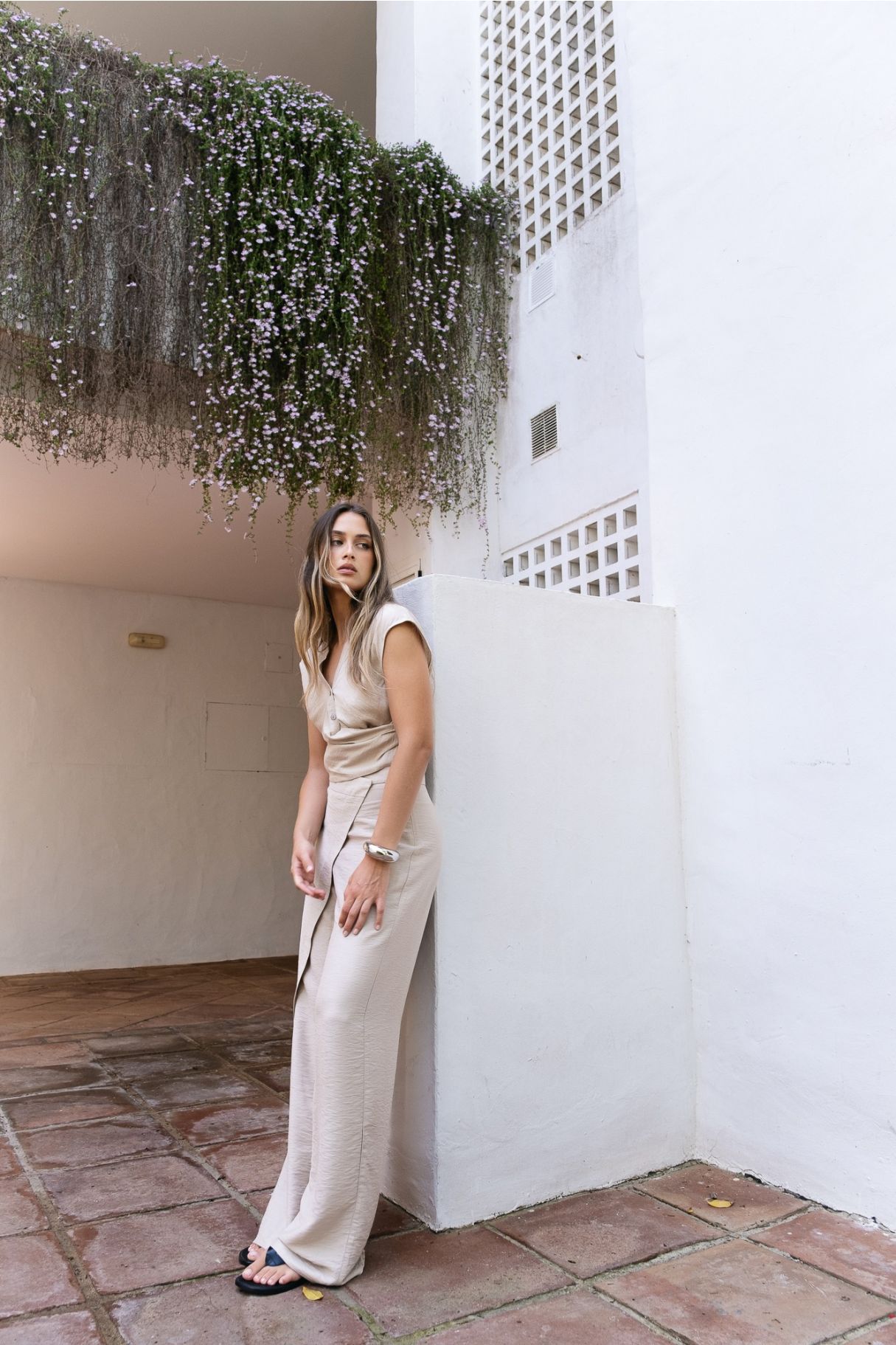 Modelo con pantalón pareo satinado arena Zenda Couture