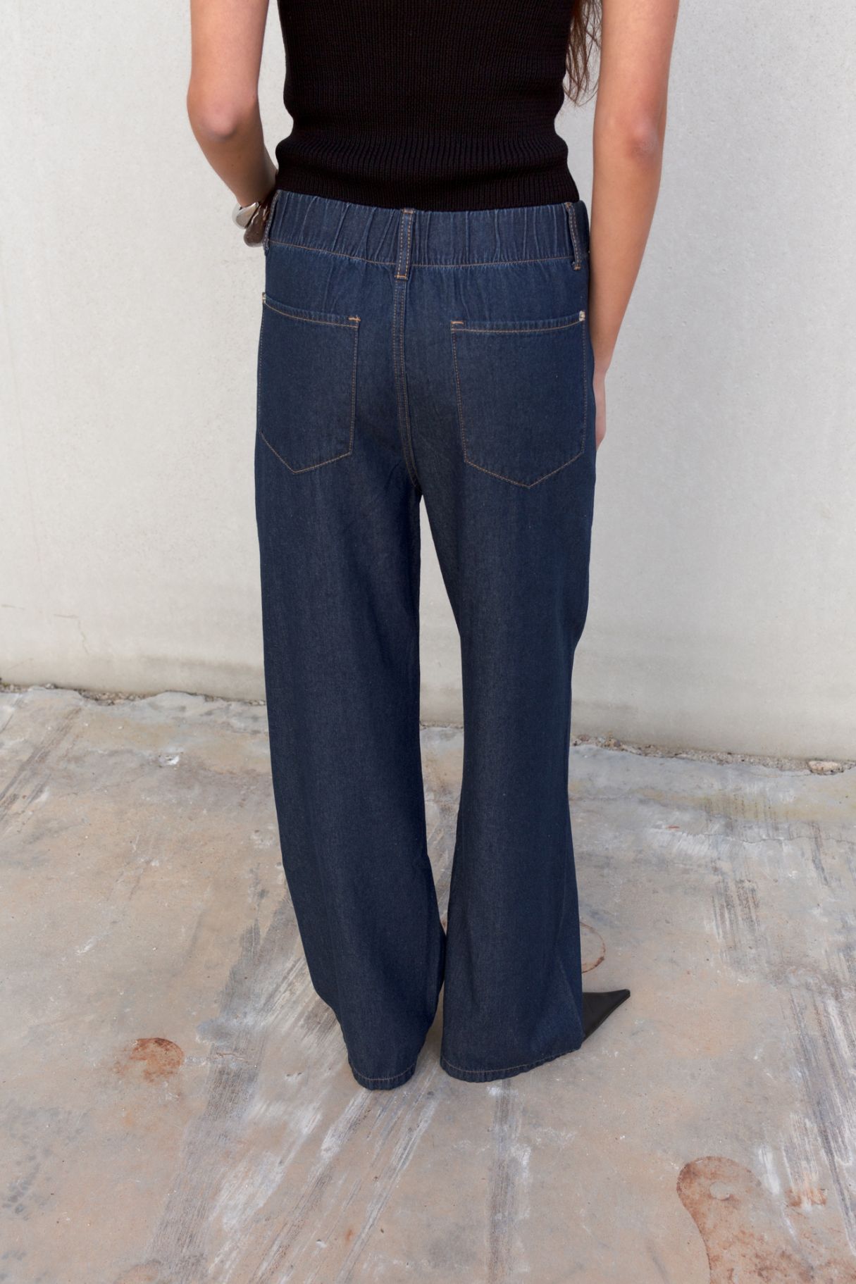 Vista trasera pantalón denim ligero - caída recta amplia