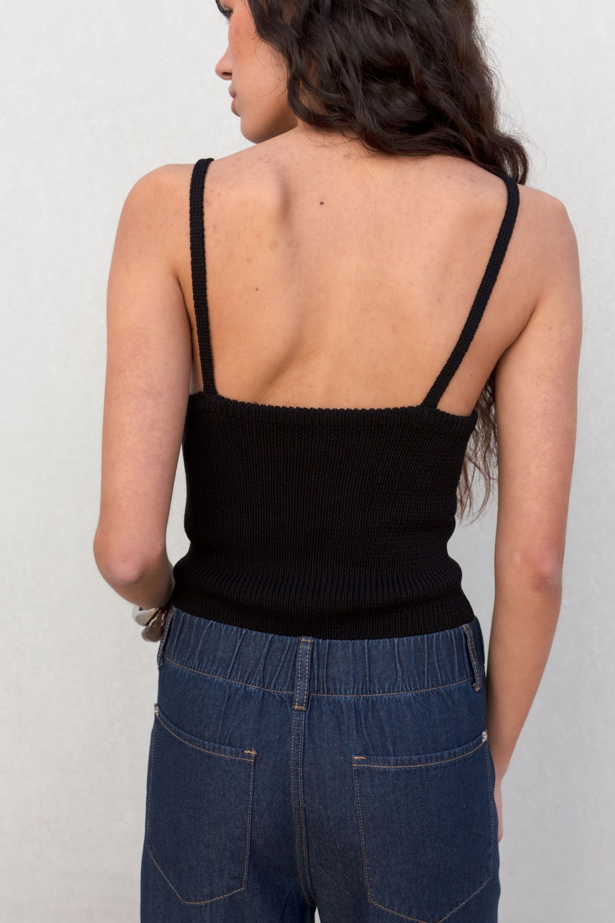 Detalle cinturilla y bolsillos traseros - look casual denim