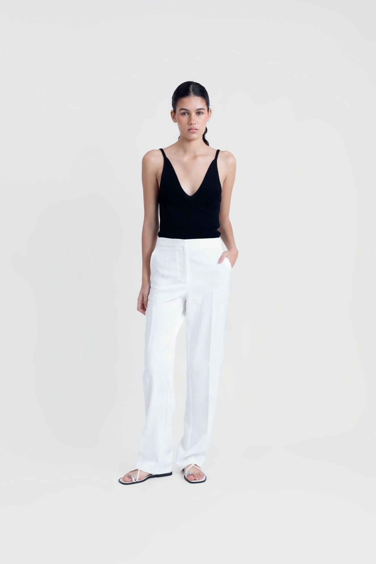 Perfil mujer con pantalón recto blanco – look elegante