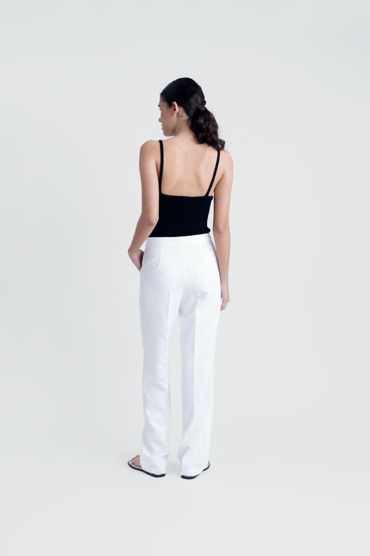 Pantalón recto blanco – vista posterior completa