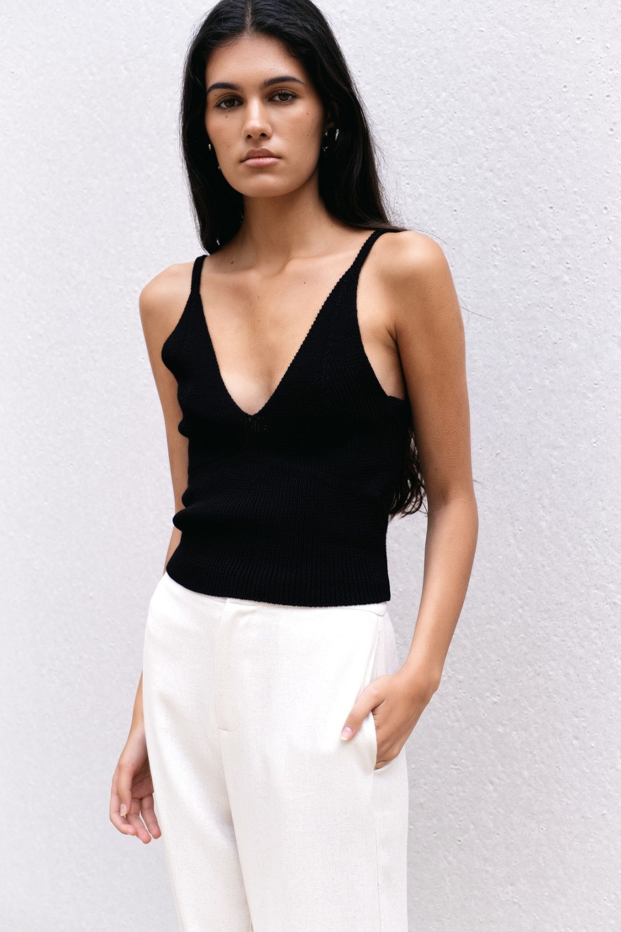 Top crop negro escote pico Zenda Couture