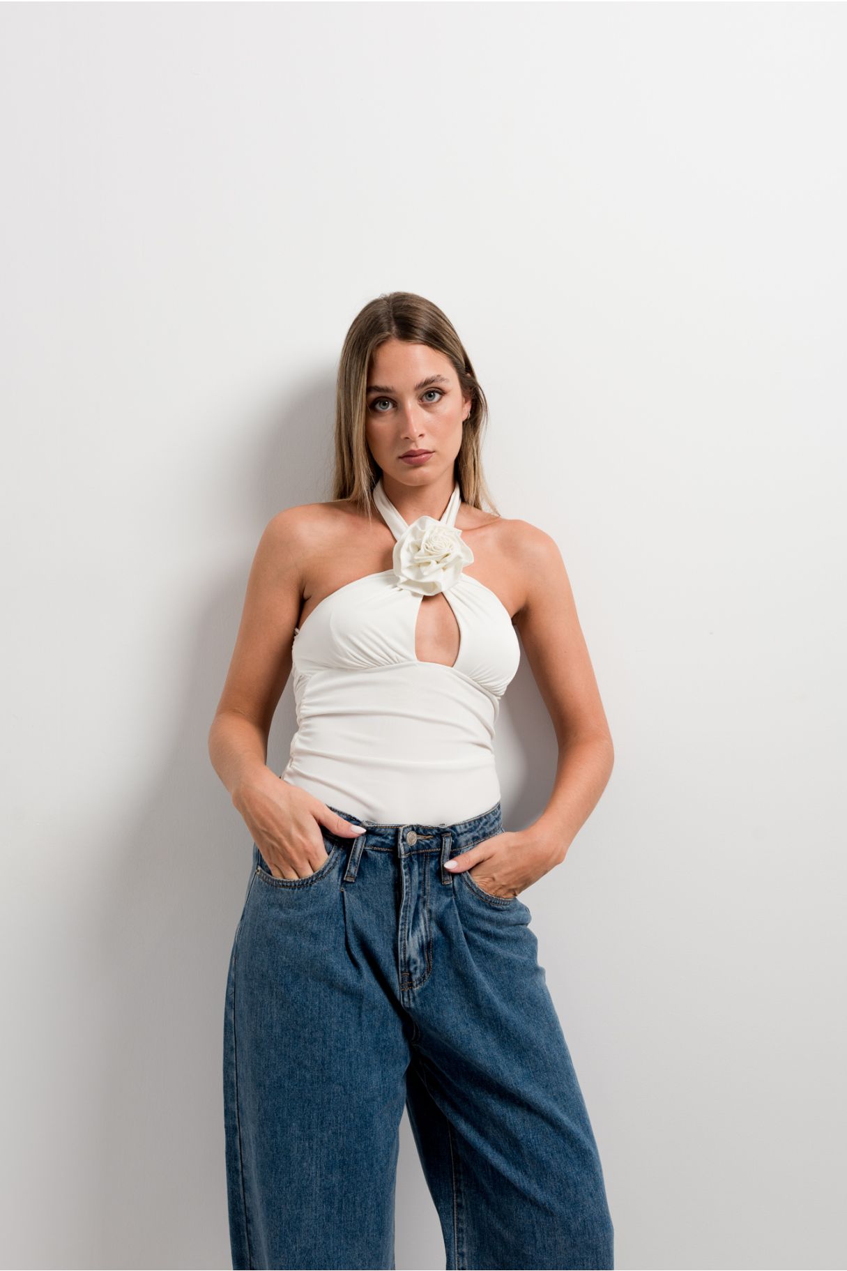 Top veraniego blanco con detalle fruncido – look casual