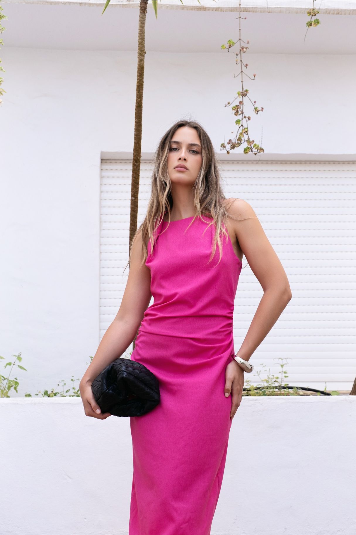 vestido fucsia de lino con escote recto en detalle medio cuerpo