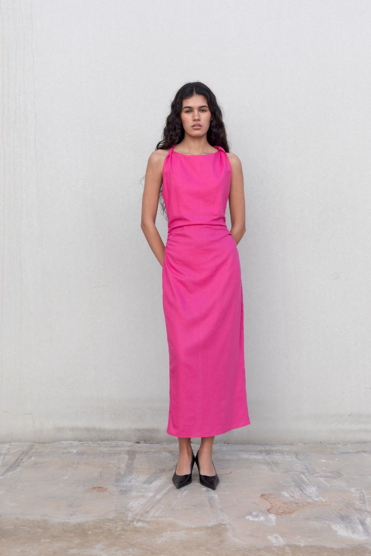 detalle lateral del vestido fucsia con corte midi