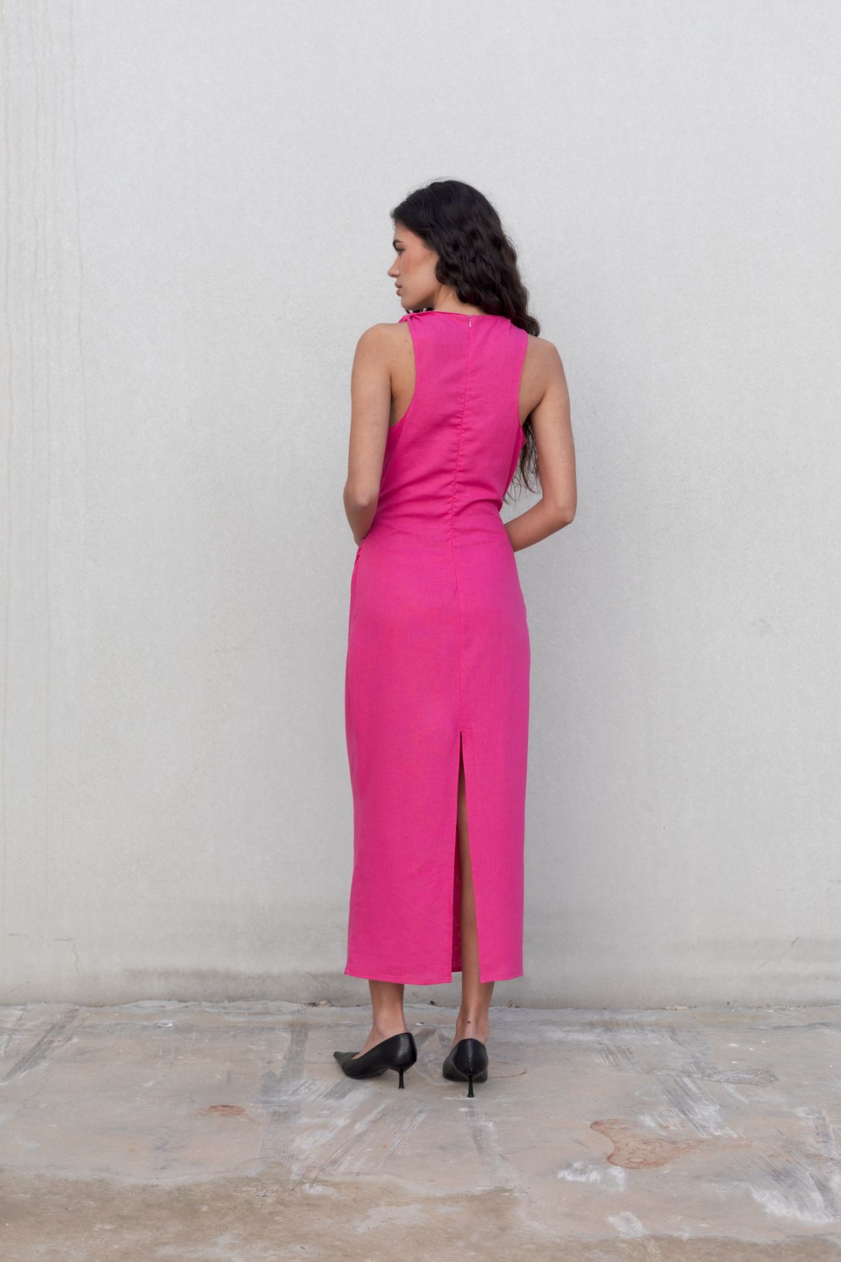 vista trasera del vestido fucsia mostrando la abertura posterior