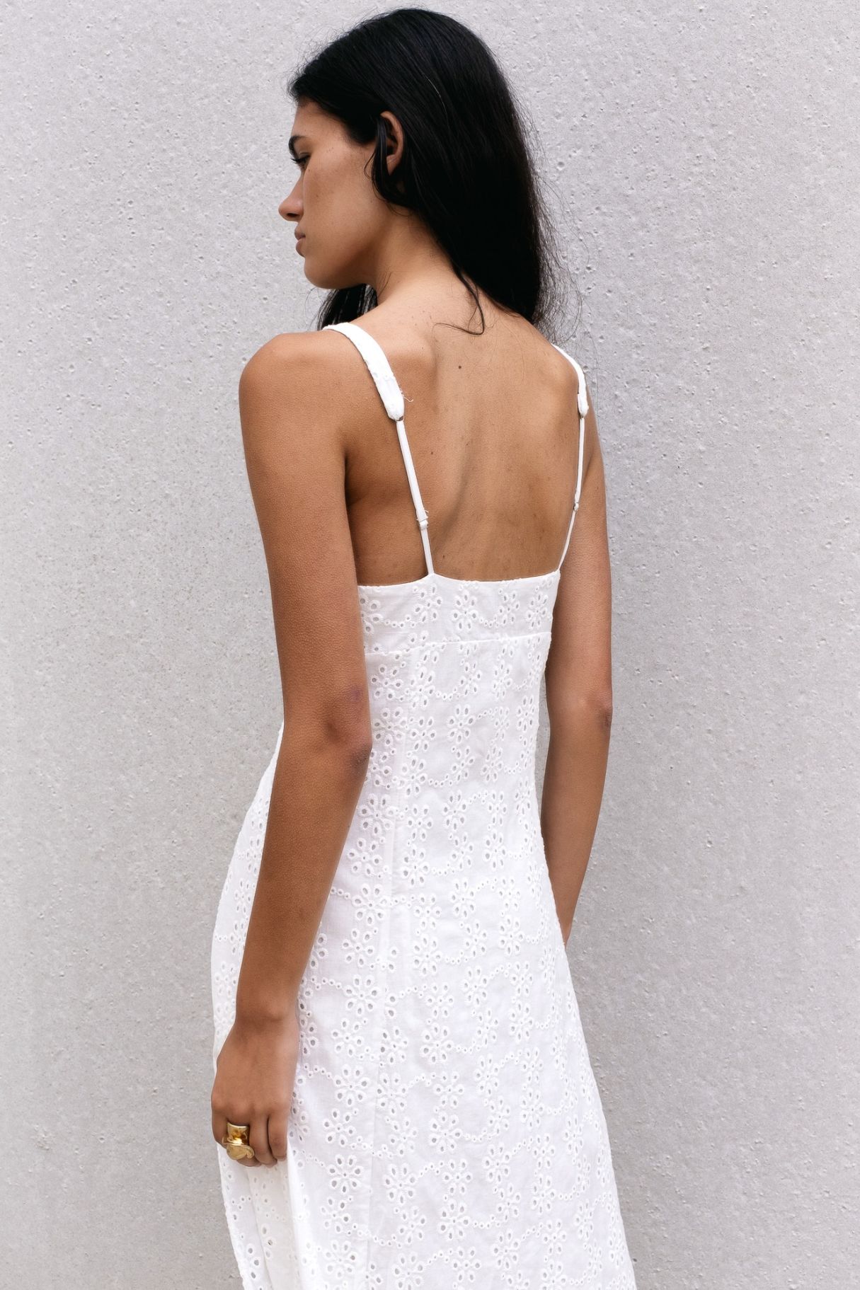 Vista trasera del vestido blanco de algodón con perforado floral