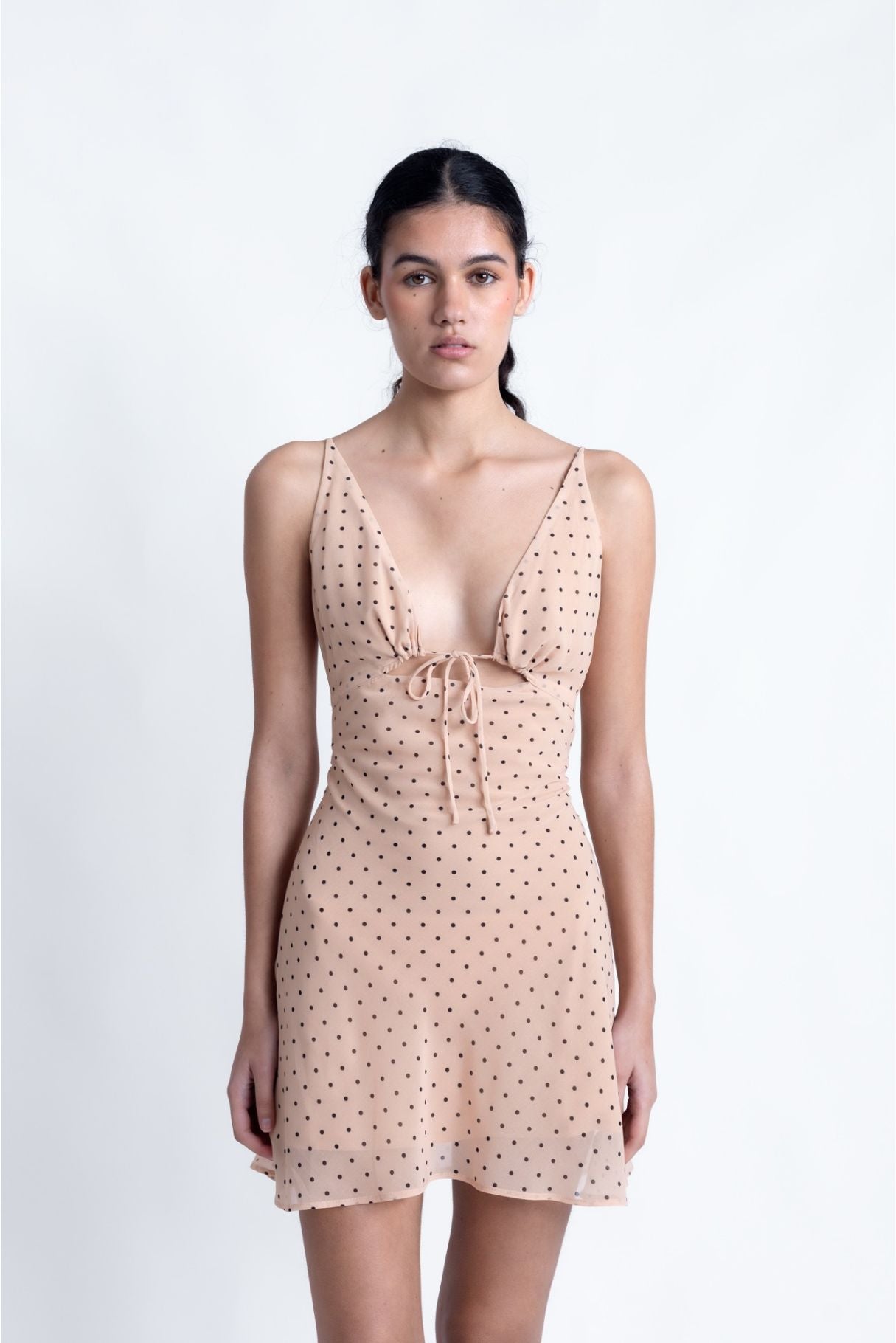 Vestido corto ajustado con tirantes finos - look de verano