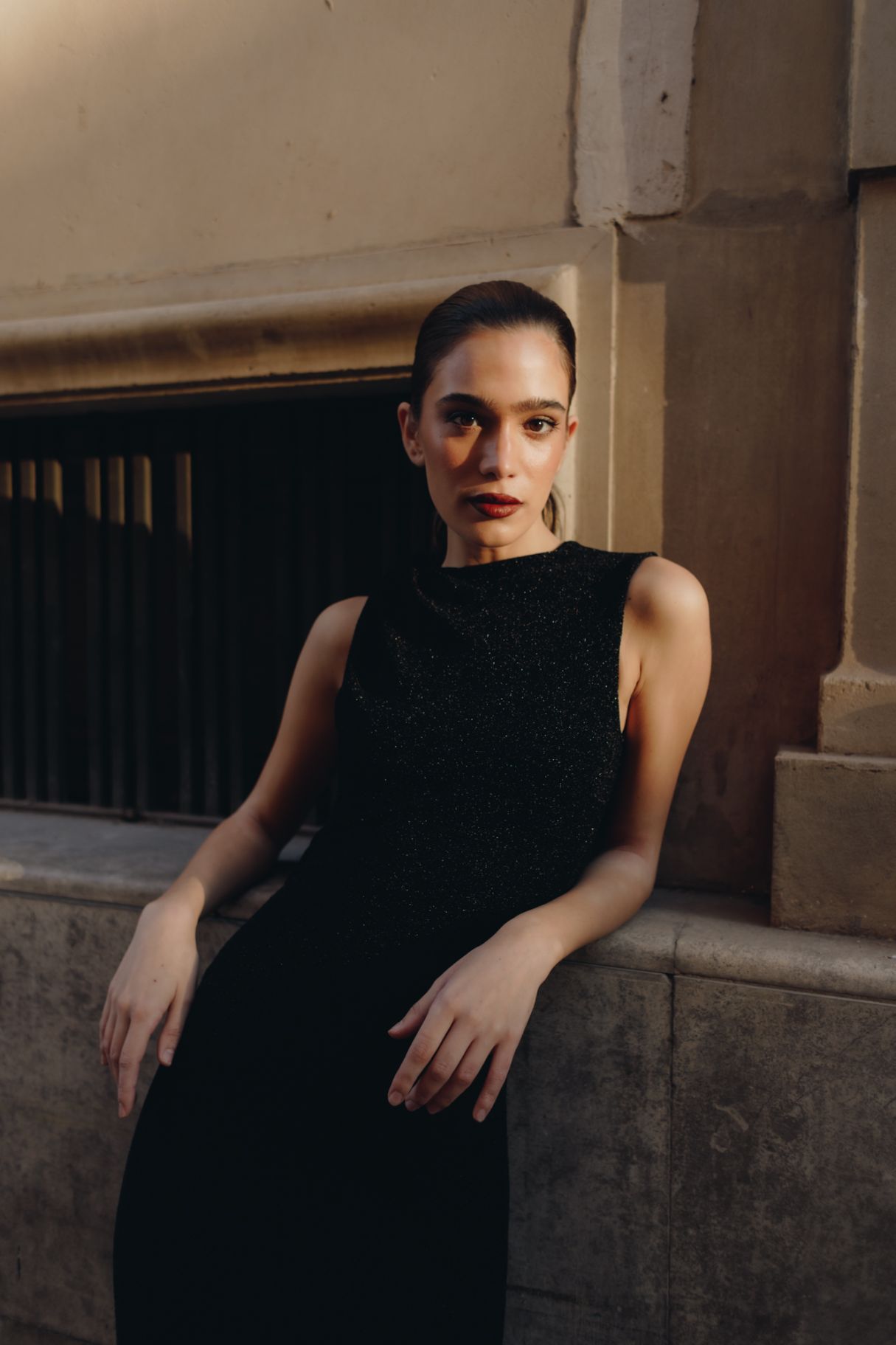 Look elegante con vestido midi de punto negro con brillo
