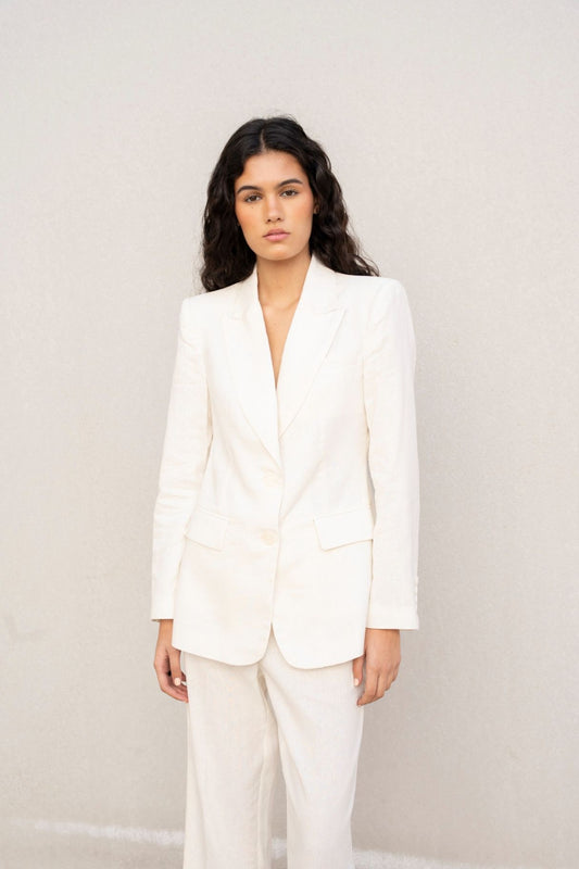 Modelo con blazer recta de lino crudo Zenda Couture