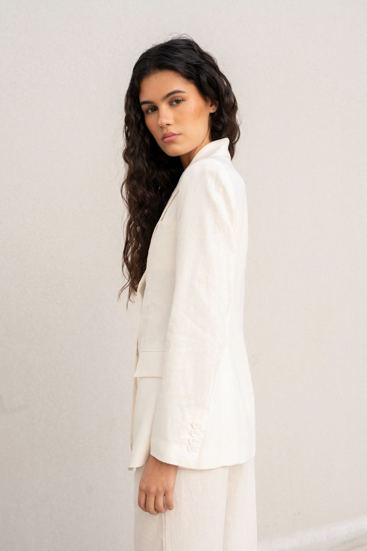 Blazer recta de lino crudo vista lateral – estilo minimalista