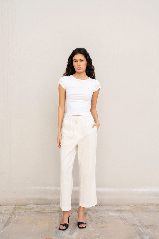 Modelo con pantalón recto de lino crudo Zenda Couture