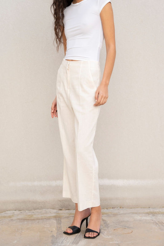 Vista lateral de pantalón recto de lino crudo para mujer