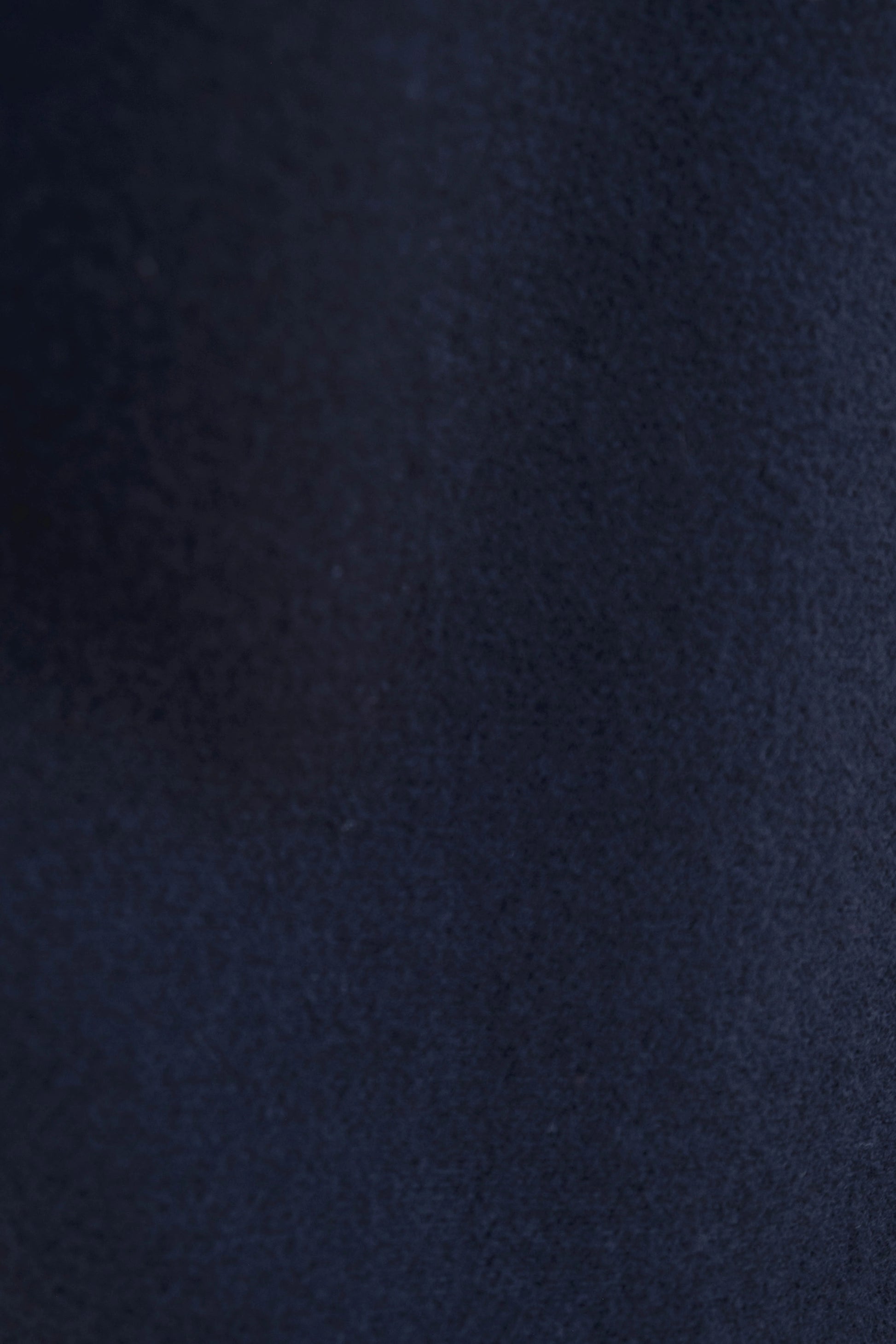 Textura del tejido efecto lana en abrigo corto azul marino, tacto suave – Zenda Couture