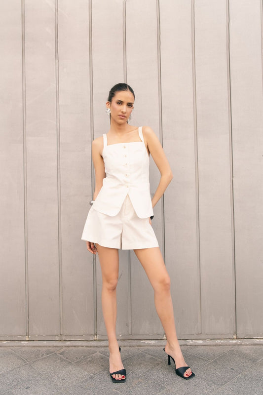 Modelo con bermuda cruda y chaleco Zenda Couture