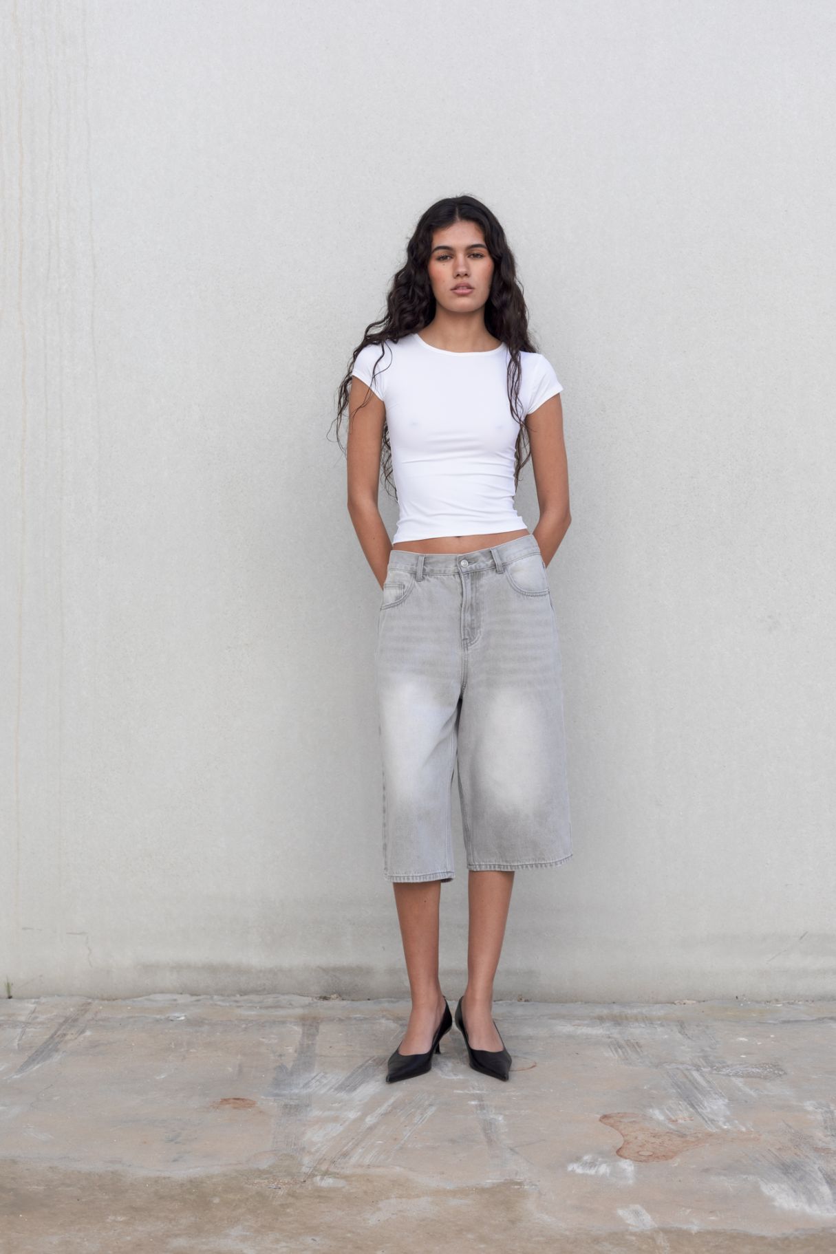 Vista frontal de bermuda vaquera oversize - look casual