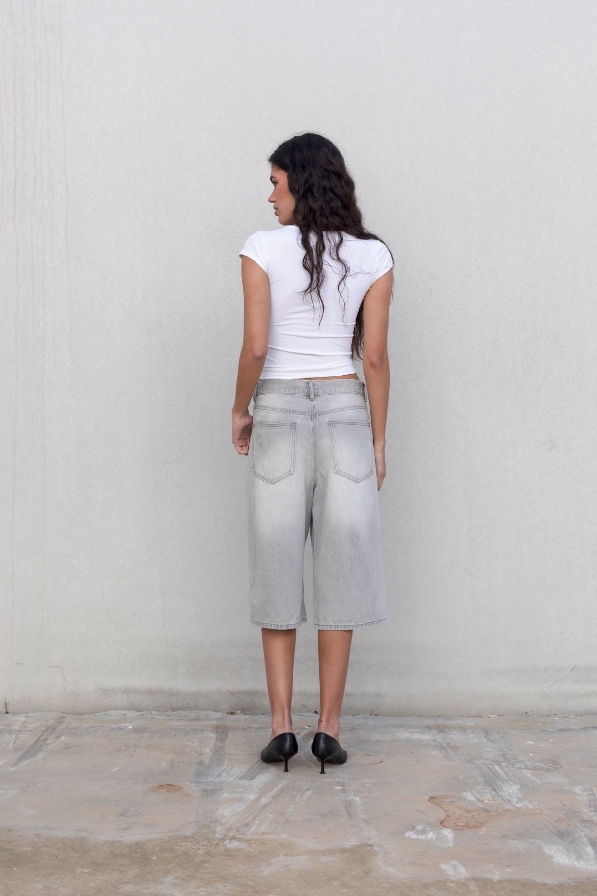 Vista trasera de bermuda denim oversize - estilo relajado