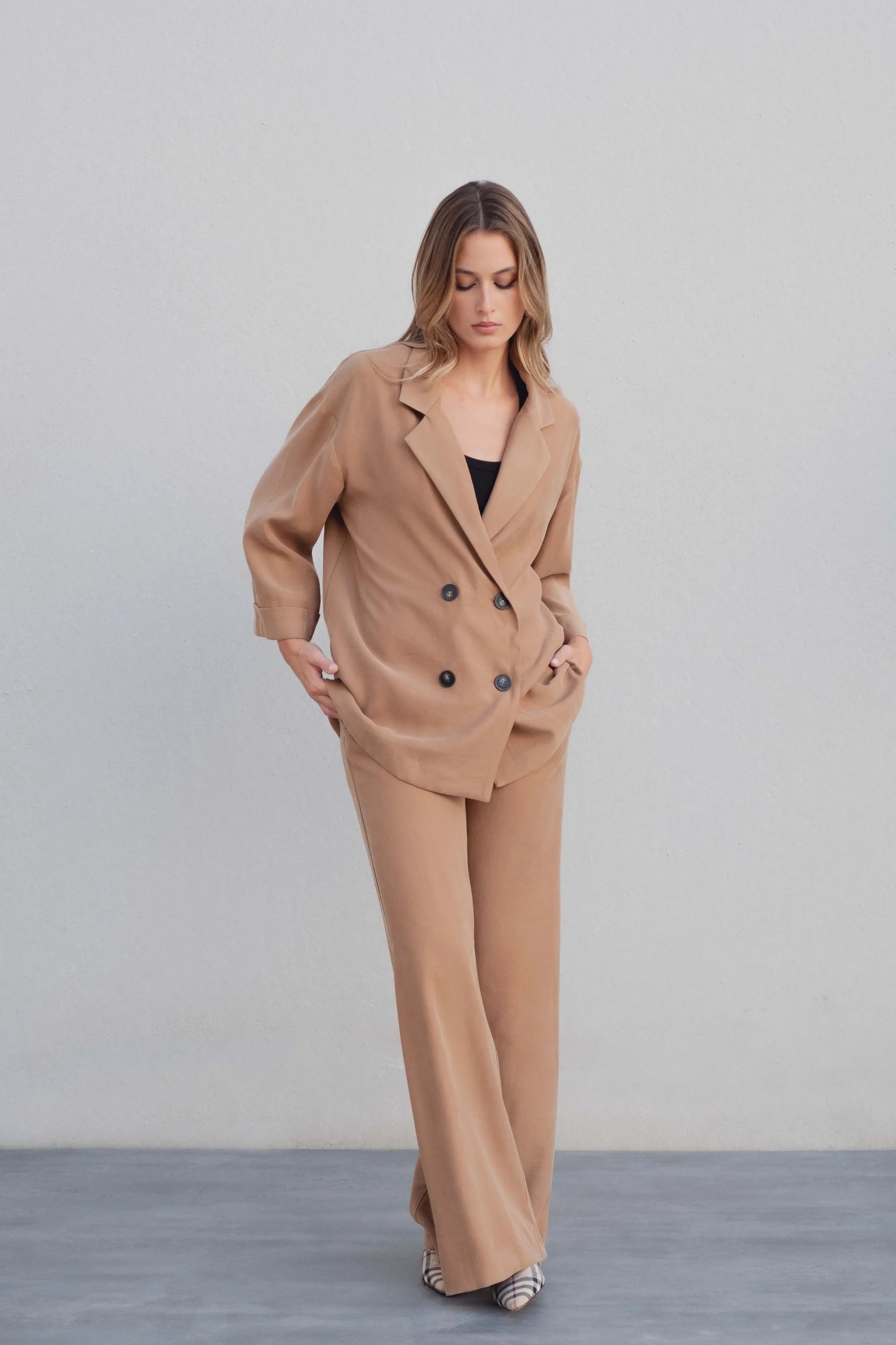 Blazer oversize cruzada camel con doble botonadura y solapa, caída fluida en look completo – Zenda Couture